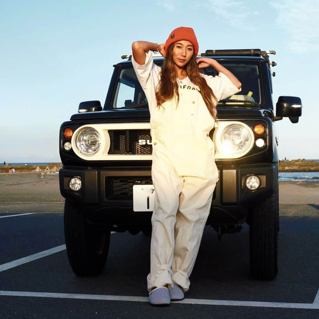 MAIMAIのインスタグラム：「I'm going on a trip to Shizuoka with Jimny🚗 ジムニーで静岡プチトリップへ✨ ご提供いただいたホワイトのグリルは来月で1年経つけど全然飽きないな〜😍 @jimkentac_official のssグリルです💕  実は来月からもう一台新たな車が仲間入りします🥰 車中泊用に憧れのアメ車をGET❤️ ジムニーとアメ車の2台、沢山カスタムして遊びます🤣 自己満だけど来月からYouTubeでも車紹介させてください🤣💕 新しい車もお楽しみに〜💕👌  #pr  #ジムケンタック  #ジムケンタックssグリル  #jimkentac  #jimny  #jimnylovers  #jimnylife  #jimnyjapan  #jimnycustom  #ジムニー女子  #ジム女子  #ジムニーカスタム」