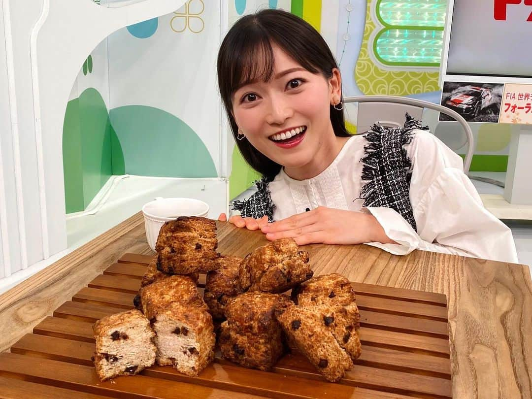 南雲穂波さんのインスタグラム写真 - (南雲穂波Instagram)「今日の推しはスコーン♩🍪 #ドデスカドようびデス でご紹介したのはこちら！ ／ 岐阜県可児市「ツキコ菓子屋」 ✨チョコソルト✨ ＼  けさは特集がパンだったので、オープニングでは焼き菓子を！ 私はスコーンに関してもかなりの熱を持っています🔥 食べ歩きもお取り寄せも数えきれないほどスコーンを食べてきた中のイチオシです.  マルシェでいつも大行列になるお店のスコーン！！ 表面は硬くカラッとしていて噛むとザクッガリボリッと軽快に弾けます. でも少し中にいけば、しっとり？ほろり？みっしり？ふわり？パンともスコーンとも言えないなんとも美味しい生地が出現…！ ここのスコーンに出会うまでは中までザクザクゴリゴリのスコーンこそ正義だと思っていたのですが、優しさを感じる食感に初めて魅力を発見したのでした☻ 外のザクザク感は半端ないので、ザクザク好きの心も十二分に満たしてくれます.  チョコソルトのフレーバーは、チョコの甘さに優しい塩気がベストバランス✌︎ よつばバターの香り主張しすぎないところも好きで、小麦の香ばしさを後押しする素晴らしい働きなんです.  営業日やマルシェへの出店情報はお店のInstagramをチェックしてみてください🍀 不定期で通販もあります. リベイク方法もインスタのストーリーズハイライトに載っていますよ！レンジ→トースター→引き縮まるのを少し待つのがポイント.  お取り寄せスコーンをする方ならよくやるかと思いますが、冷凍された状態で食べるのもとっても美味しいです. これでもかというほどザクザク食感を楽しみたいという時は、#冷凍食べ おすすめします！  ちなみに他には… 最初に食べて美味しさにびっくりしたプレーンスコーンや、バタースコッチのスコーンも大好き、とにかくたくさんの人に出会ってほしい感動のスコーンです. マルシェでゲットしたバターサンドも美味しかったなぁ😋  #パンシェルジュ南雲 #メーテレアナウンサー  #南雲穂波 #なぐもぐもぐ #ドようびのパンデス」11月18日 13時43分 - honami_nagumo_nbn