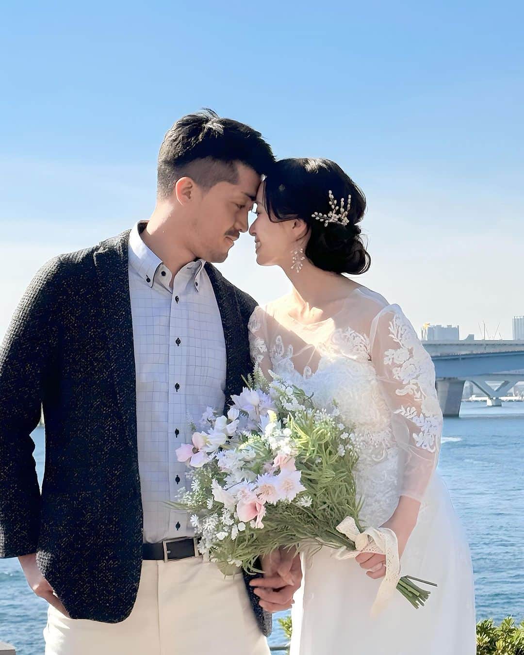 野田華子のインスタグラム：「旦那半目だけど← この写真なんかとってもお気に入りだから載せちゃお😗  写真には全然関係ないんだけどね  先日息子が咳をしてて、 いつも咳くらいなら様子見するんだけど 重〜い嫌な感じの咳で、もやもやして 試験中ってこともあって かかりつけ医にインフルエンザとコロナの検査を頼んだら　診察後なら・・・ という事で一般診察後行ったんだけど もうその1〜2時間くらい前には咳も止まってて病院に着く頃にはケロッとしてたもんで 「咳ももう止まったみたいで・・・一般診察後に すみません・・・」って謝ったら 先生が 「お母さんは1番近くにいるお医者さんなんですよ。 いつも一緒にいない僕達より、いつも一緒にいるお母さんが"なんかおかしいな"と思ったら、その勘が正解なんです。勘違いでもいいんです。何もないのが1番ですから。」 って言って下さって。  一般診察を終えて疲れてる後に診て下さった上に そんな事を言ってもらえて、 そういう風に思っていて下さった先生で良かったなと。 いつも雑談長いな〜待ち時間めちゃくちゃ長いな〜 って思っててすみません、 って思った日でした←  結果季節の変わり目で、小児喘息だった事もあるから喘息っぽさが出たんでしょうとのことで、また重い咳が出た時用に小型の吸入器を処方してもらいました。 喘息も発作が出なくてもみるみる悪化するから吸入器があるだけで安心😮‍💨 ここ数年何もなかったからもう喘息は出ないと思ってたんだけどなぁ。侮れないですね。  いきなり寒くなって季節の変わり目でインフルエンザもコロナもまた流行ってるから、 皆様もご自愛ください❄️  #本当に写真と何も関係ない話題ですみませぬ」