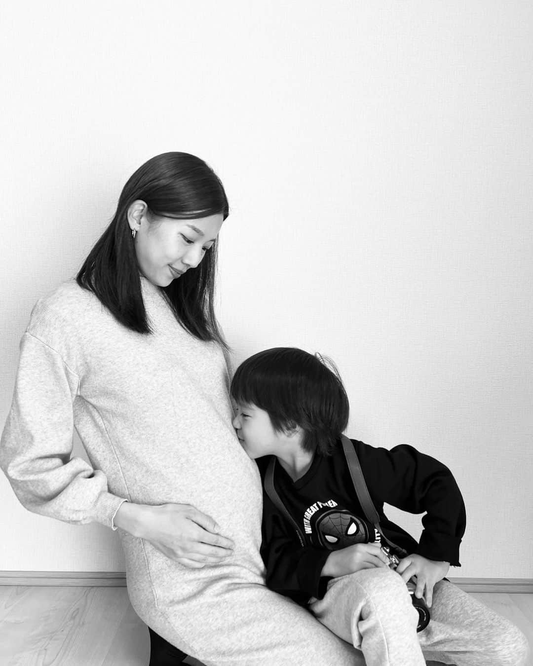 赤谷奈緒子さんのインスタグラム写真 - (赤谷奈緒子Instagram)「私事ですが… この度第二子を授かることが出来ました🥰 . . すでに妊娠9ヶ月に入り、 お腹もますます大きくなってきましたが… 無事に出産出来るよう、 無事に元気に産まれて来てくれることを願って…残り少ない妊婦生活も楽しみながら過ごしたいと思います☺︎💕 . . 息子くんとも残り少ない3人の時間を大切に過ごせるように…たくさん思い出作ろうね🥰 . . #妊娠9ヶ月 #妊婦生活 #妊婦生活もあと少し #楽しもう♡ #2人目妊娠中 #妊娠後期」11月18日 13時38分 - naokoakatani