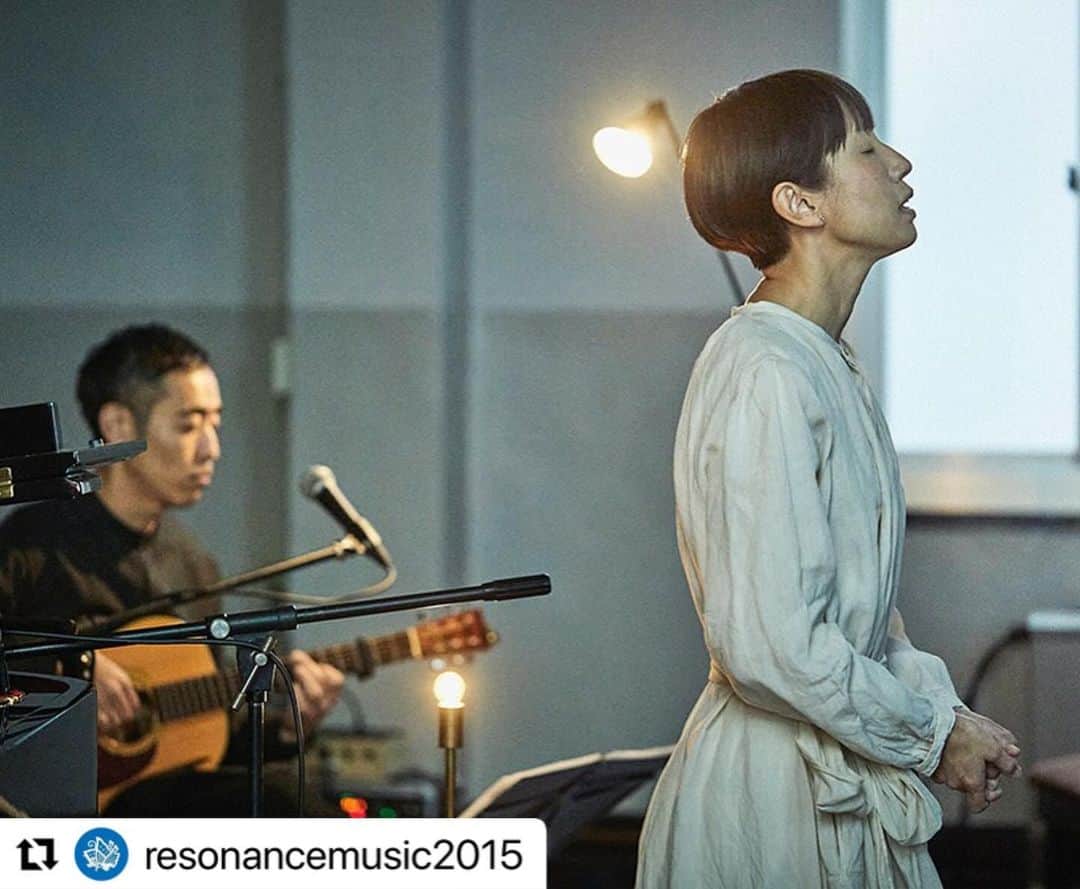 長田 佳子さんのインスタグラム写真 - (長田 佳子Instagram)「森ゆにさん&田辺玄さん コンサートのお申し込みがはじまりました。  resonance music @resonancemusic2015  のお二人と夢に見てきたことが叶う夜。 ぜひ多くの方にお届けできればと思っています。  チケットのお申込みにつきましては、 Livepoketというチケットのサイトでお申し込みいただけます。  #Repost @resonancemusic2015 with @use.repost ・・・ 森ゆに＆田辺玄 umanohanamuke ノエルの小さなお守り展 Closing Concert  山梨県甲州市foodremediesのラボ『SALT and CAKE』で開催される「umanohanamukeノエルの小さなお守り - advent calendar -」展のクロージングイベントとして、森ゆにさん＆田辺玄さんのコンサートを展示会場で開催します。  「ノエルの小さなお守り - advent calendar - 展  古来より陽の光が一番短い冬至に向けて、冬の祈りを捧げ、灯りをともす風習がありました。クリスマスの日まで、アドベントカレンダーを毎日一つずつあけてお菓子をほおばる子どものような木の精霊が宿るお守りを24個、展示します。世界中の子どもたちが大切に守られることを願って」。  『Waltz for BEAU PAYSAGE』をきっかけに、resonance musicは、森ゆにさん＆田辺玄さんとコンサートやCD制作を通してものやことを一緒につくってききました。現在は2023年12/2（土）早稲田スコットホールで開催される『2020 concert』を企画中です。  またresonance musicとして、2018年にumanohanamuke「Landscape with a fairy」展を企画サポート、umanohanamuke初のクッキー型制作により、foodremediesとのコラボレーションが誕生しました。   2021年、foodremedies長田佳子さんのラボが山梨に移転、いくつかのイベントや音楽を通して同じ山梨を拠点とする森ゆにさん＆田辺玄さんとつながりができ、『SALT and CAKE』で「みどり」（森ゆに、青木隼人、田辺玄）のプライベートコンサートが開催されたこともありました。   これらいくつものつながりを一つに結ぶ「ノエルの小さなお守り」コンサートを開催することになりました。   オープニング13時からはumanohanamuke展示とfoodremediesのお菓子を楽しむ豊かな時間。14時半からは、ゆにさんの聖なる歌声と玄さんの柔らかなギターで、心に灯りをともす清らかな時間。冬の山の夕暮れの忘れがたいひと時をお届けします。   2023.12.17 sun.  森ゆに＆田辺玄  umanohanamuke ノエルの小さなお守り展 Closing Concert 13:00 Open 14:30 Start 会場：SALT and CAKE ( foodremedies ラボ ) 山梨県甲州市塩山藤木1959 松ノ里SOKO WEST  Timetable 13:00～14:30  foodremedieお菓子とドリンク / umanohanamuke展示 14:30～ 森ゆに＆田辺玄 デュオコンサート 16:00 終演予定 6,000yen (Tax in） お申込：Livepocketにて https://t.livepocket.jp/e/231217_yuni_gen_yamanashi ◇料金には、foodremediesのお菓子、ドリンク、コンサートが含まれます。 ◇オープニングから開演時間までの間に、umanohanamukeの展示鑑賞、お申込もしていただけます。 ◇とても静かな演奏がございますので、未就学児のご入場はご遠慮いただいております。  #umanohanamuke #foodremedies #森ゆに #田辺玄 #resonancemusic2015」11月18日 13時39分 - foodremedies.caco