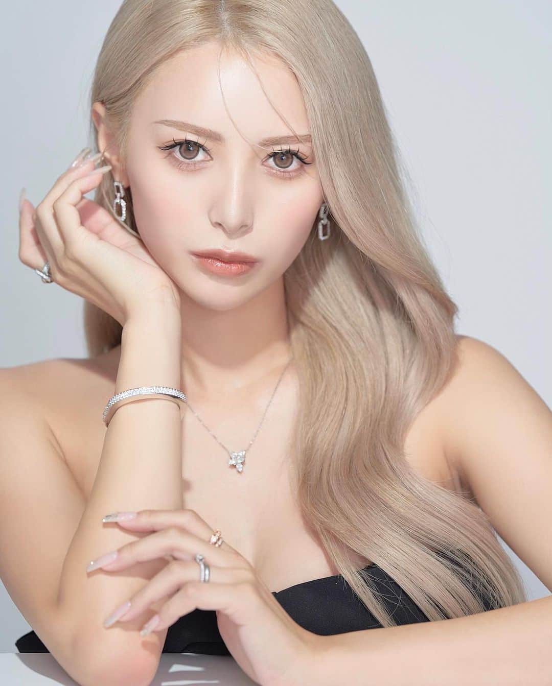 甲村仁絵のインスタグラム：「もうすぐ誕生日を迎えるので 23歳最後の記念に📸 極薄メイクで加工もほぼ無しの ありのままの自分を🪽  全然完璧じゃないけれど 子供2人産んでもずっと綺麗でいることを忘れずに どんどん自分を更新し続けたい🤍」