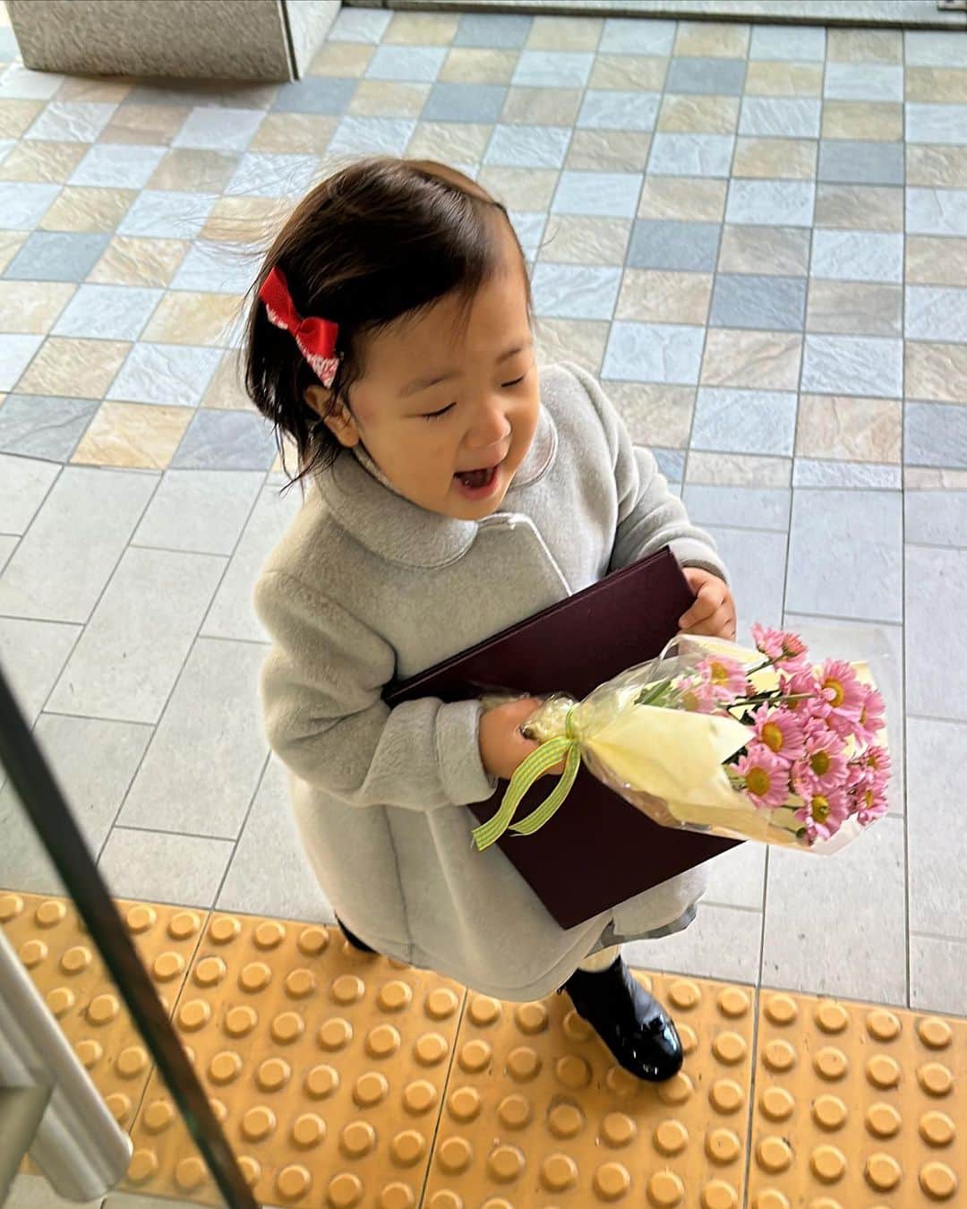 ハン・ジヘのインスタグラム：「몬테소리 1년 수료증 받은 슬이 ㅋㅋ (잘 나온 사진이 하나도 없네…😆) 🤭🤭」
