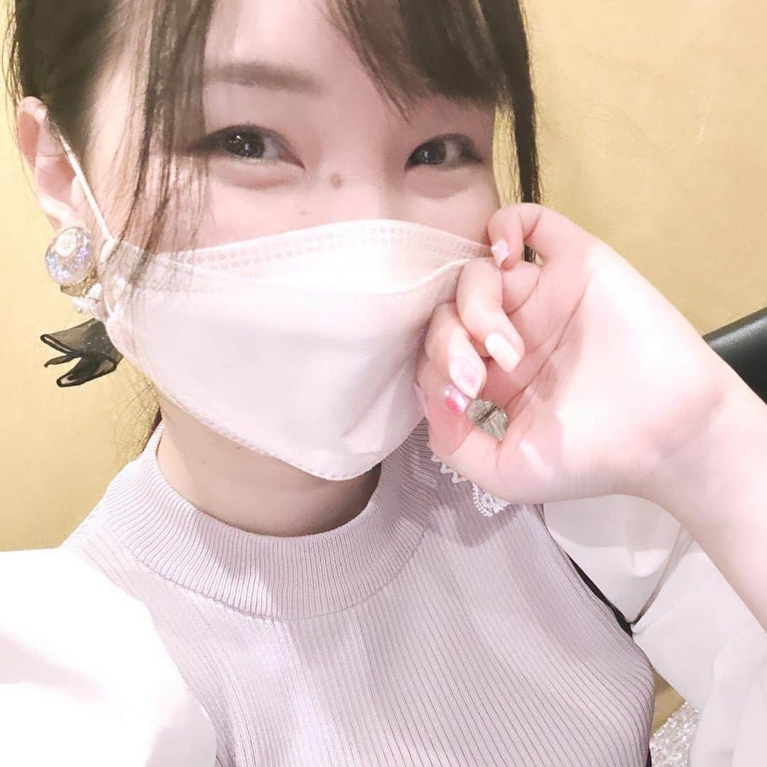 伊藤かな恵さんのインスタグラム写真 - (伊藤かな恵Instagram)「デスペラドロップスの 『デスぺラジオ』にお呼ばれしましたー！ 第5回目のゲストです！  ラミー役の#上村祐翔 さんとははじめましてだったので なんだか初々しさ溢れるスタートになってます(*´∇｀*)笑  だんだん打ち解け（？）ラミーとサリィの関係みたいに ちょっとずつなってくる変化をお楽しみくださいませ(=´∀｀)笑  ゲームの発売は今月３０日！ もうすぐですね！  上村さんも私もキャラカラーを意識してるのが、 偶然？？なのか聞きそびれましたけど、笑 なんだか嬉しいですね！  私はネイルまでサリィを意識しましたよ(*´꒳`*)  #デスペラドロップス  #デスぺラジオ #サリィ  #可愛いものが好き  #カナエのネイル  #伊藤かな恵」11月18日 13時49分 - kanae_1126_ito