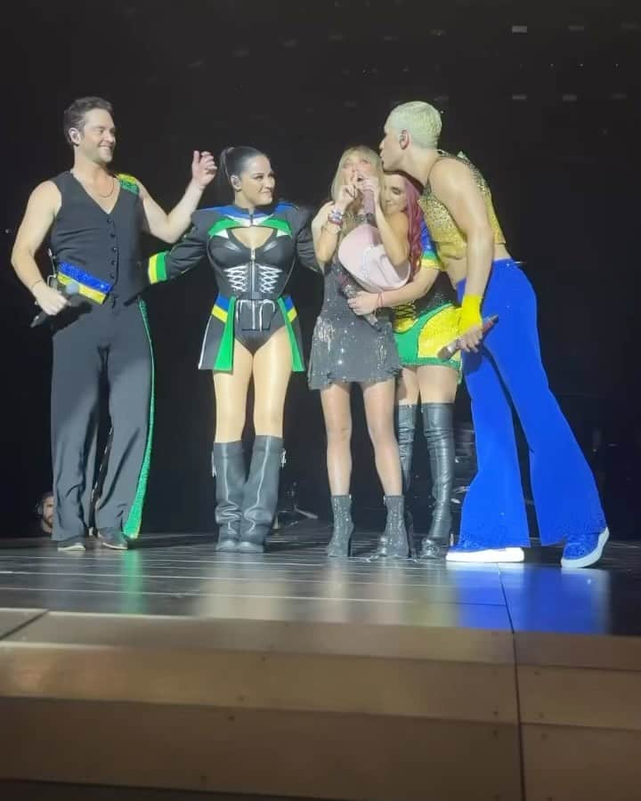 のインスタグラム：「@anahi  abandona concierto en Brasil por problemas de salud.」