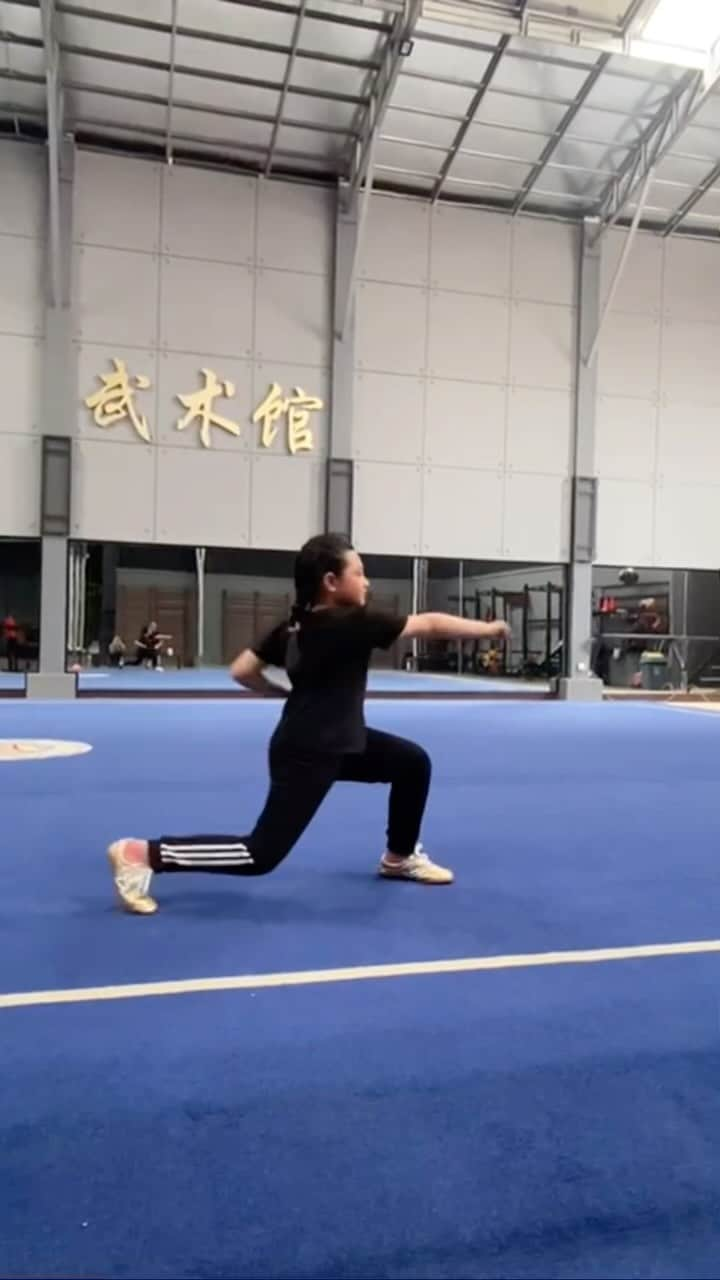 Keluarga A5のインスタグラム：「Arsy latihan Wushu lagi😍」