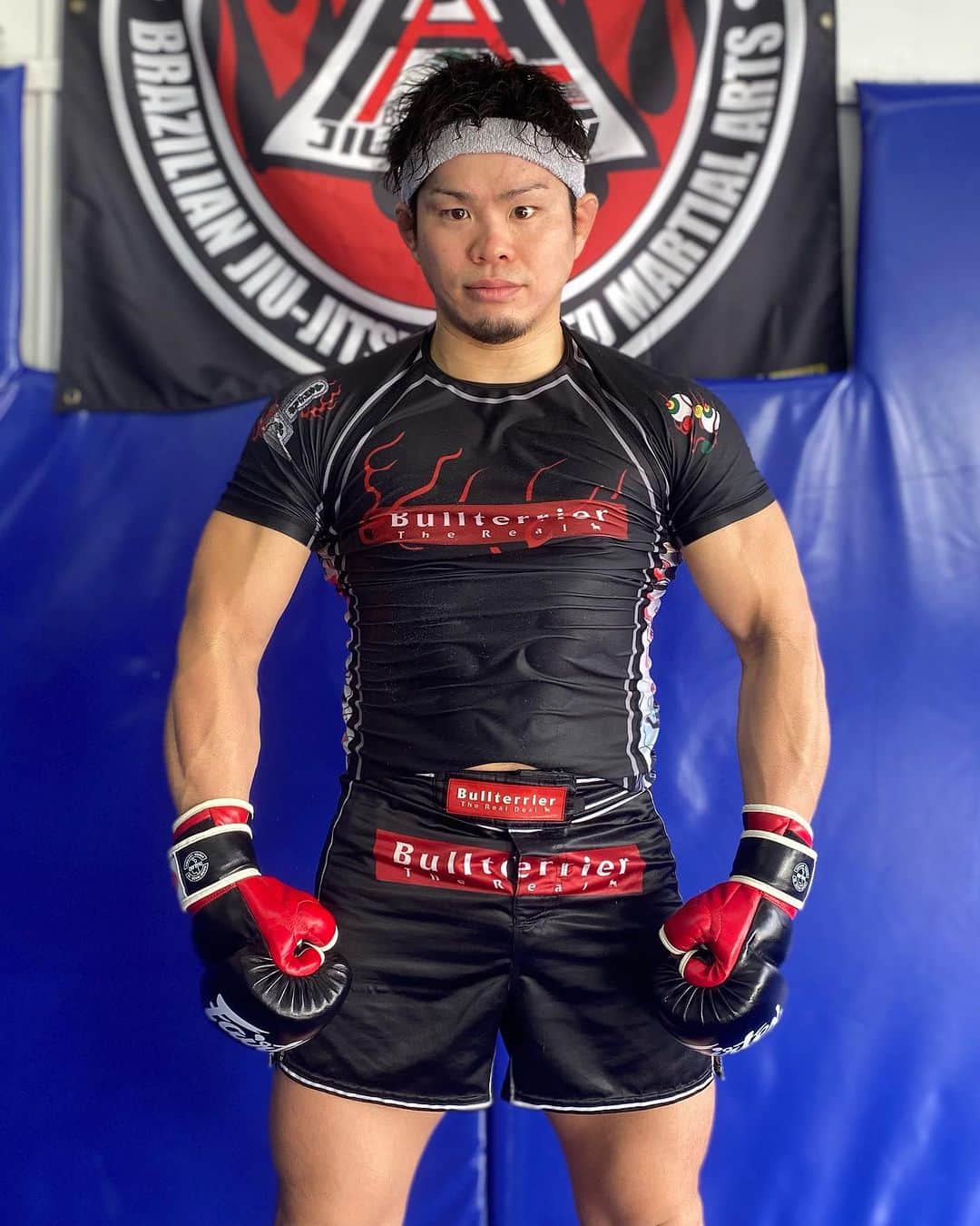 鈴木博昭のインスタグラム：「Saturday  grappling & MMA.  obrigado🔥  闘う為に作り上げる日々。  だから闘いの場をくれ。  フィニッシュする姿を見せるから。  絶対強いぞ今。  @rizin_pr   @bonsai_japan_oficial  @bullterrierjj  #mma  #grappling  #kickboxing  #shootboxing  #鈴木博昭  #怪物くん #finisher」