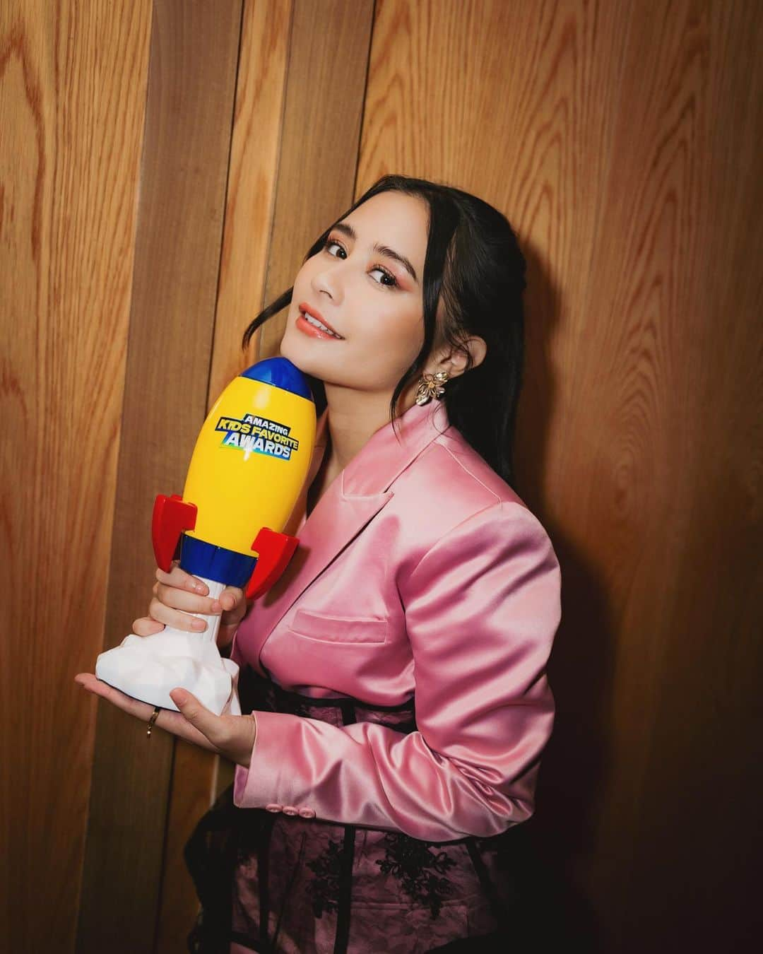 Prilly Latuconsinaのインスタグラム：「Aktris Terfavorit di Amazing Kids Favorite Awards 2023!   Ajang penghargaan yang melibatkan anak-anak Indonesia untuk memilih aktris favoritnya.   Terima Kasih adik-adik yang sudah memilih aku. Semoga aku bisa menginspirasi kalian untuk bermimpi setinggi-tingginya dan selalu berani untuk mewujudkan mimpi tersebut. ❤️🤗  Styled by @andrepanaga  Makeup by @erikanurdiani  Hair do by @arwitasuci_  Lensed by @armanfebryan」