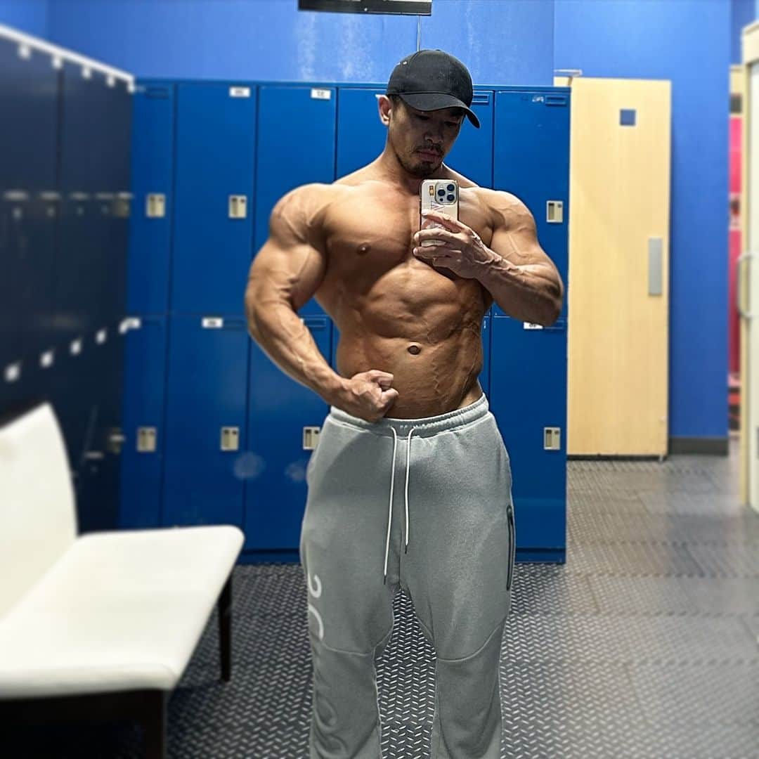 湯浅幸大のインスタグラム：「8days out @ifbb_pro_league_japan_pro  今シーズン最高の体が完成するまで、あと8日。 お楽しみに！  Coach @bossofoutlaw」