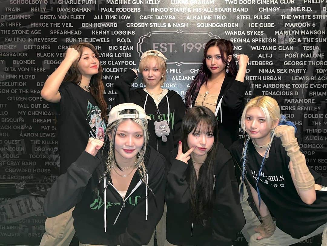 EVERGLOWのインスタグラム：「[📸EVERGLOW]  ‎23.11.17 #US_TOUR in Denver  🎤FOREVER에게 알립니다! 오늘도 갓벽하게 무대를 마무리한 엡글이들이 뿌리는 요정 가루가 하늘에서 내릴 예정이니 FOREVER분들께서는 EVERGLOW의 사랑을 듬뿍 받아주시기 바랍니다💫🩷  ｡･:*:･ﾟ★,｡･:*:･ﾟ☆ ALL MY GIRLS ☆ﾟ･:*:･｡,★ﾟ･*:･｡  #EVERGLOW #에버글로우 #이유 #시현 #미아 #온다 #아샤 #이런 #ALL_MY_GIRLS_IN_US」