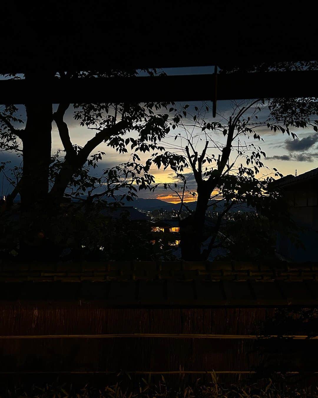 香坂みゆきのインスタグラム：「夕暮れの京都 街は人で溢れていたけれど ここは静か  #京都  #鐘の音  #❤️」