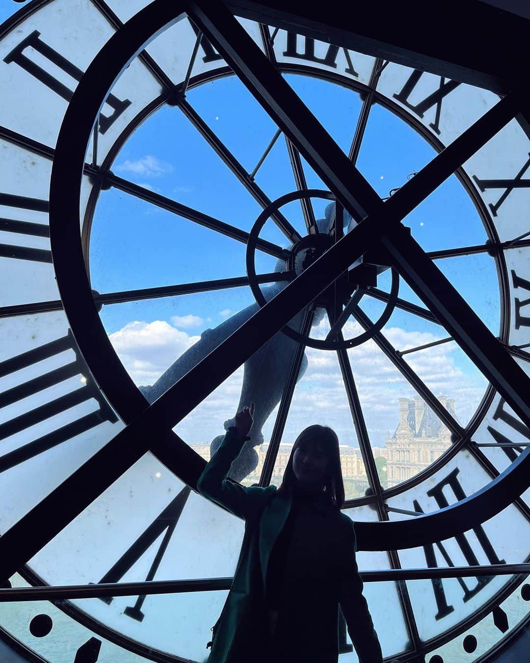 末永百合恵のインスタグラム：「オルセー美術館の中の、時計窓から見える景色が好き。  時計の針のポーズをしたら、「そのポーズいいわね！私もやるわ！」と、私の写真を撮ってくれたマダムも、同じポーズをしてお互い撮り合った、穏やかな休日。  素敵な週末を🍀  #フランス#パリ#オルセー美術館#大時計#景色#素敵な週末を#france#paris#orsay#orsaymuseum」