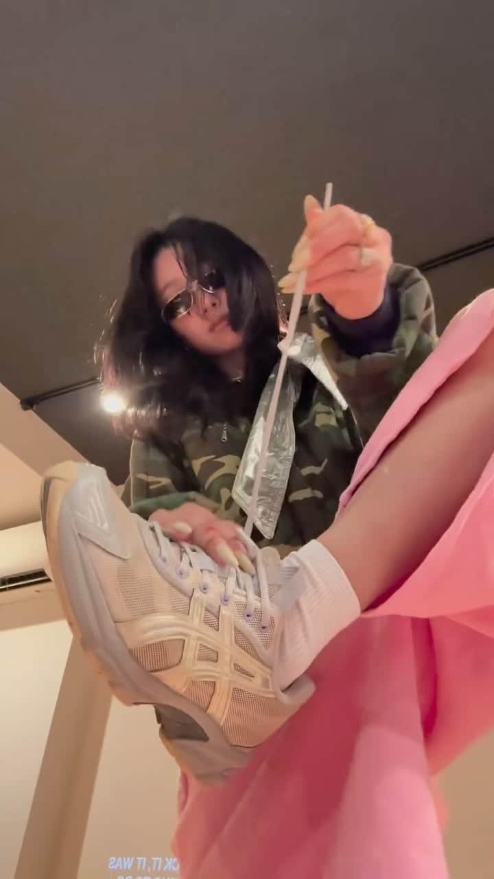 Nana Momosaka / 桃坂 ナナのインスタグラム：「Play GOAT Black Friday (BF23), Win Prizes🎰🌸  Styling my asics I got on the @goat app :))✨  BF23 is here and it is 9 days long on the @goat app !!  BF23 also has exclusive auctions this year where you can bid on the rarest sneakers, collaborations and design objects. Auctions are open to all participants.  GOATアプリでゲットしたasicsを使ったスタイリング:))✨ BF23は16日から24日まで9日間あるみたい！ 今年最もレアなスニーカーやコラボレーション、デザインオブジェクトに入札できる独占オークションも開催されるよ。 オークションは参加者全員がアクセスできるから是非チェックしてね📱💌 #Ad」