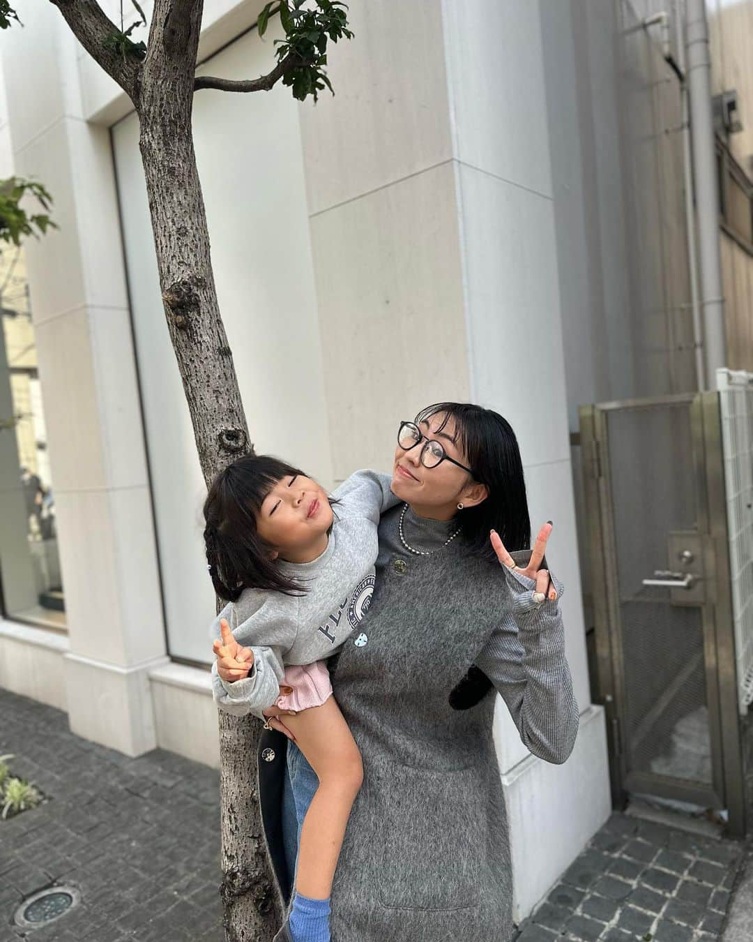 樹村あやのさんのインスタグラム写真 - (樹村あやのInstagram)「次女と♡  #家族旅行#子連れ旅行#石垣島#羽田空港#3児のママ#三姉妹#プール#石垣島旅行#寝起き#4歳#女の子」11月18日 14時20分 - uemura_a