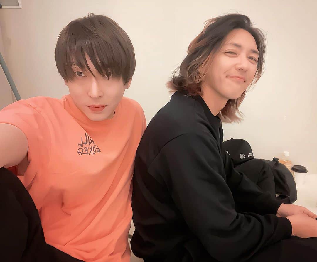 山口賢人のインスタグラム：「金子昇兄さんと👻  稽古もクライマックス！ 作品を研ぎ澄ましてます💥💥💥  舞台「果てしない海の向こうへ」 ～月の裏側から～ Jupiter  2023年11月22(水)～11月26（日） 🎫⇩⇩⇩ https://www.confetti-web.com/detail.php?tid=74049&」