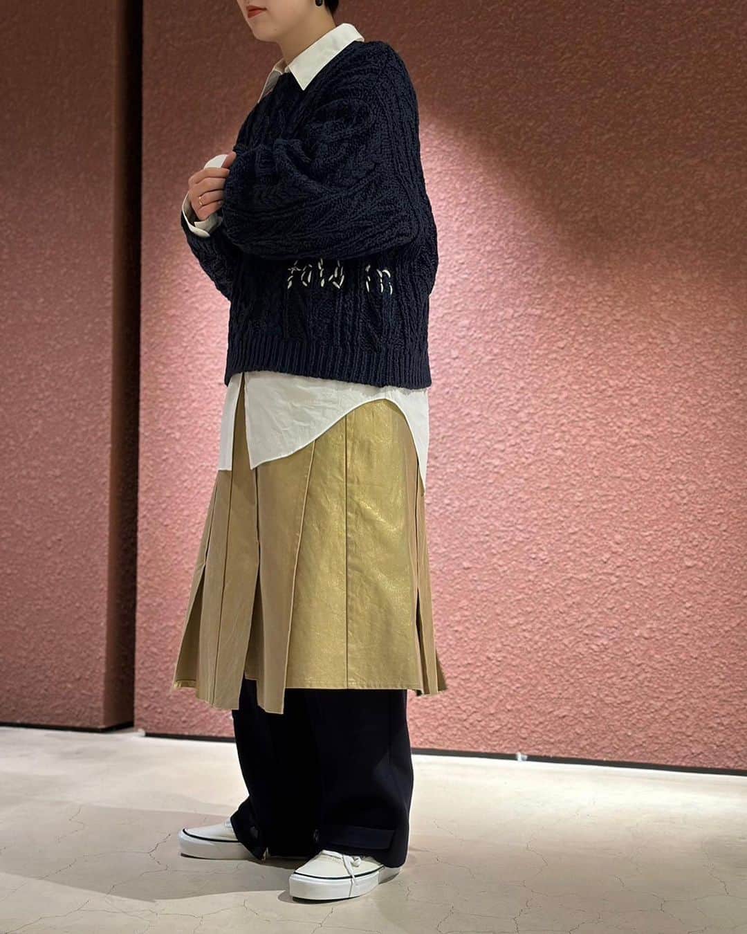 6(ROKU) OFFICIALさんのインスタグラム写真 - (6(ROKU) OFFICIALInstagram)「-  6 nylon tape cable knit ¥27,500- tax in  6 cotton bust yoke shirt ¥25,300- tax in  ＜dahl’ia × 6＞haku skirt ¥45,100- tax in  6 wool cassidos pants ¥390,50- tax in  #roku #dahlia #6d」11月18日 14時22分 - 6______roku