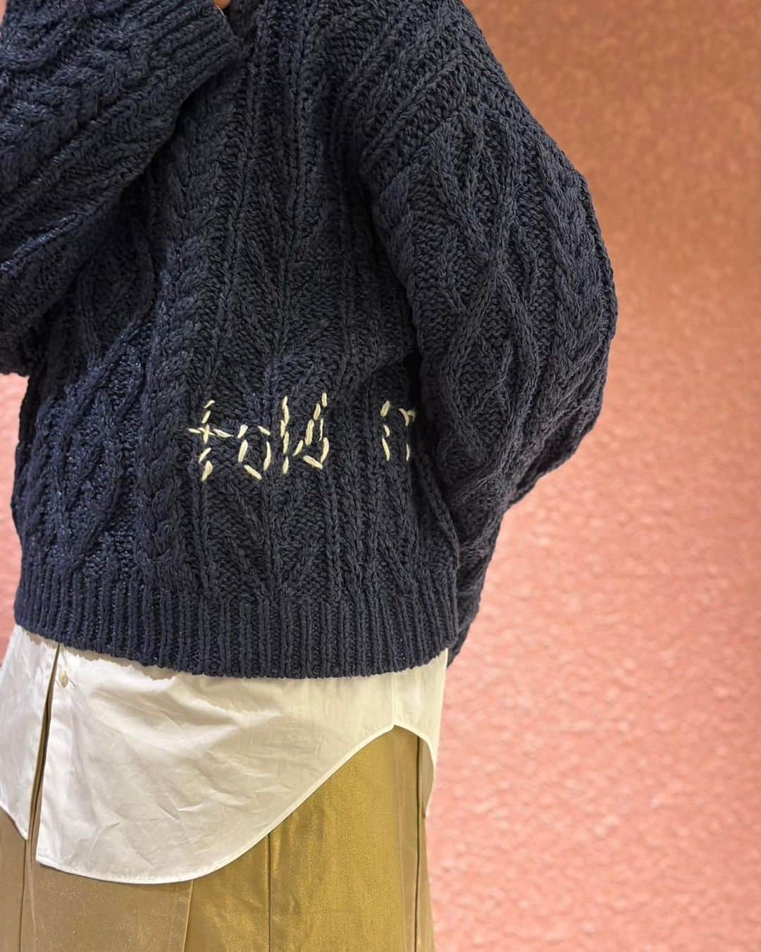 6(ROKU) OFFICIALさんのインスタグラム写真 - (6(ROKU) OFFICIALInstagram)「-  6 nylon tape cable knit ¥27,500- tax in  6 cotton bust yoke shirt ¥25,300- tax in  ＜dahl’ia × 6＞haku skirt ¥45,100- tax in  6 wool cassidos pants ¥390,50- tax in  #roku #dahlia #6d」11月18日 14時22分 - 6______roku
