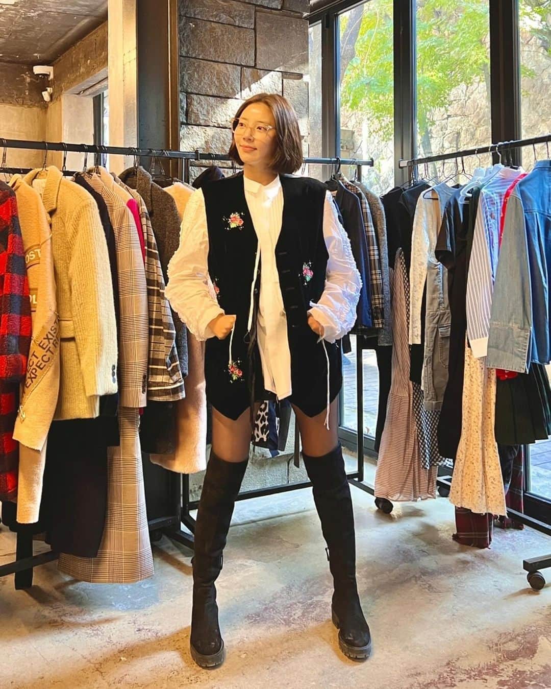 ソン・ダムビのインスタグラム：「다들 플리마켓 오세요❤️♥️  용산구 우사단로 42 쓰담이들 고고🤗🤗」