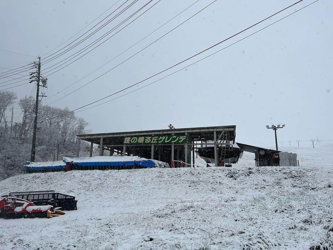栂池高原スキー場のインスタグラム：「こんにちは！ 本日の降雪の様子をお届けします❄️ 鐘の鳴る丘グレンデにも雪が積もってます！ いよいよ本格の冬が近づいてます！ 今シーズンもたくさんのご来場お待ちしております⛄️✨  早割シーズン(～11/30まで)&早割リフト(~12/8)も販売中です！！ 詳しくは栂池公式ホームページ @tsugaike_kogen プロフィールURLよりご覧頂けます✨ ━━━━━━━━━━━━  Tsugaike Mountain Resort is fully covered in white snow this afternoon!❄️ As snow is also piling up at the Kanenonaruoka Slope, we can really see that winter is coming! Let’s enjoy this winter season together  at Tsugaike Mountain Resort and we hope to see you in the snow!☃️  Early bird season pass sale (~11/30) & Early bird lift ticket (~12/8) are currently on sale! For more information, check our official website! @tsugaike_kogen check the link in our URL profile!✨  #中部山岳国立公園 #栂池自然園 #北アルプス #白馬山麓 #長野県 #白馬つがいけWOW！ #白馬 #栂池高原スキー場 #栂池高原 #栂池 #ロープウェイ #つがいけマウンテンリゾート #tsugaike #hakuba #絶景 #こどもとおでかけ #トレッキング #キャンプ #ドッグラン #アクティビティ #白馬三山 #高山植物 #スキー #スノーボード #スキー場 #snowlife #snowlifeinjapan #winterinjapan」