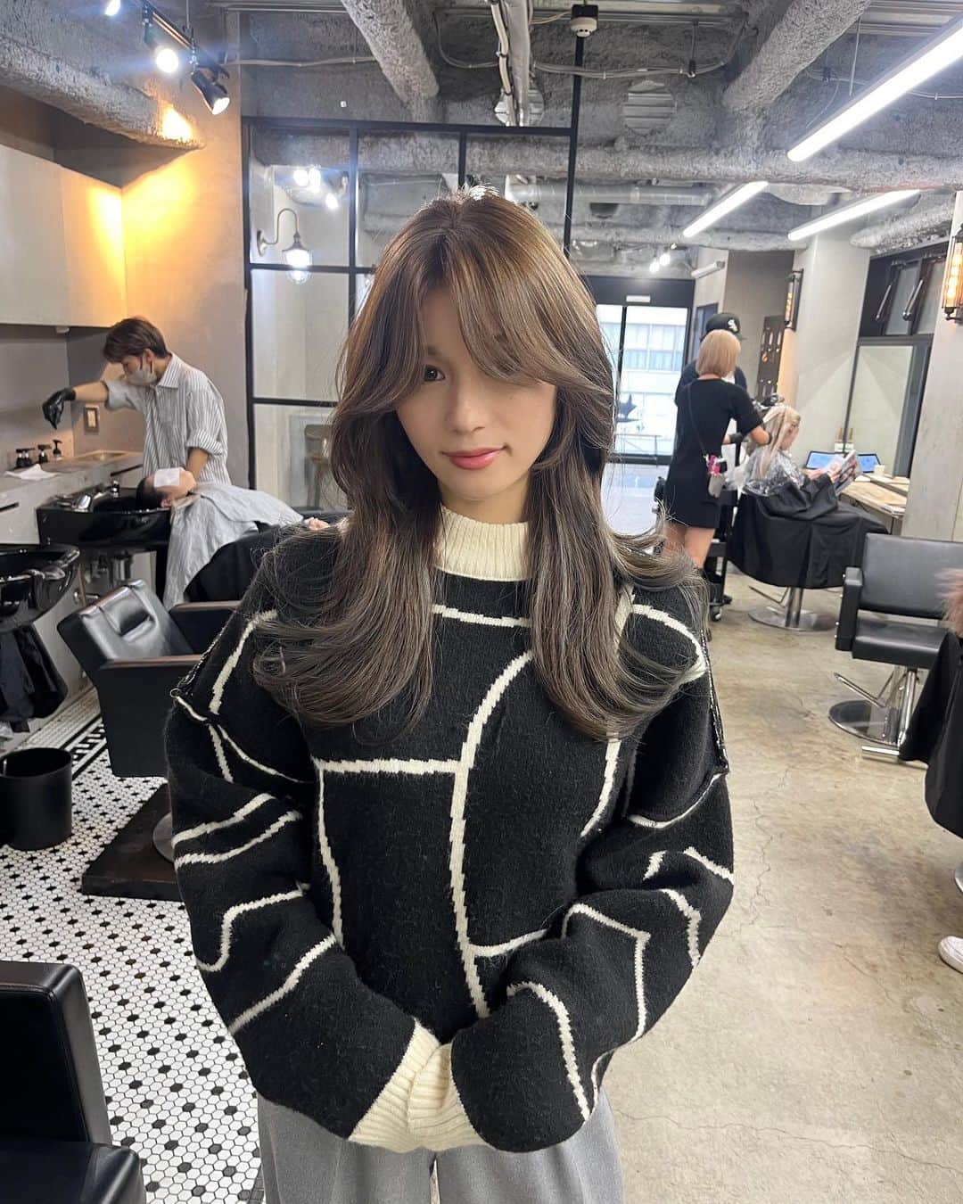 坂井朝香のインスタグラム：「東京での行きつけになった美容室💓  今回のcolorめちゃくちゃお気に入り👏👏 来月もおんなじのしよーっと！！  @kairi_hair」