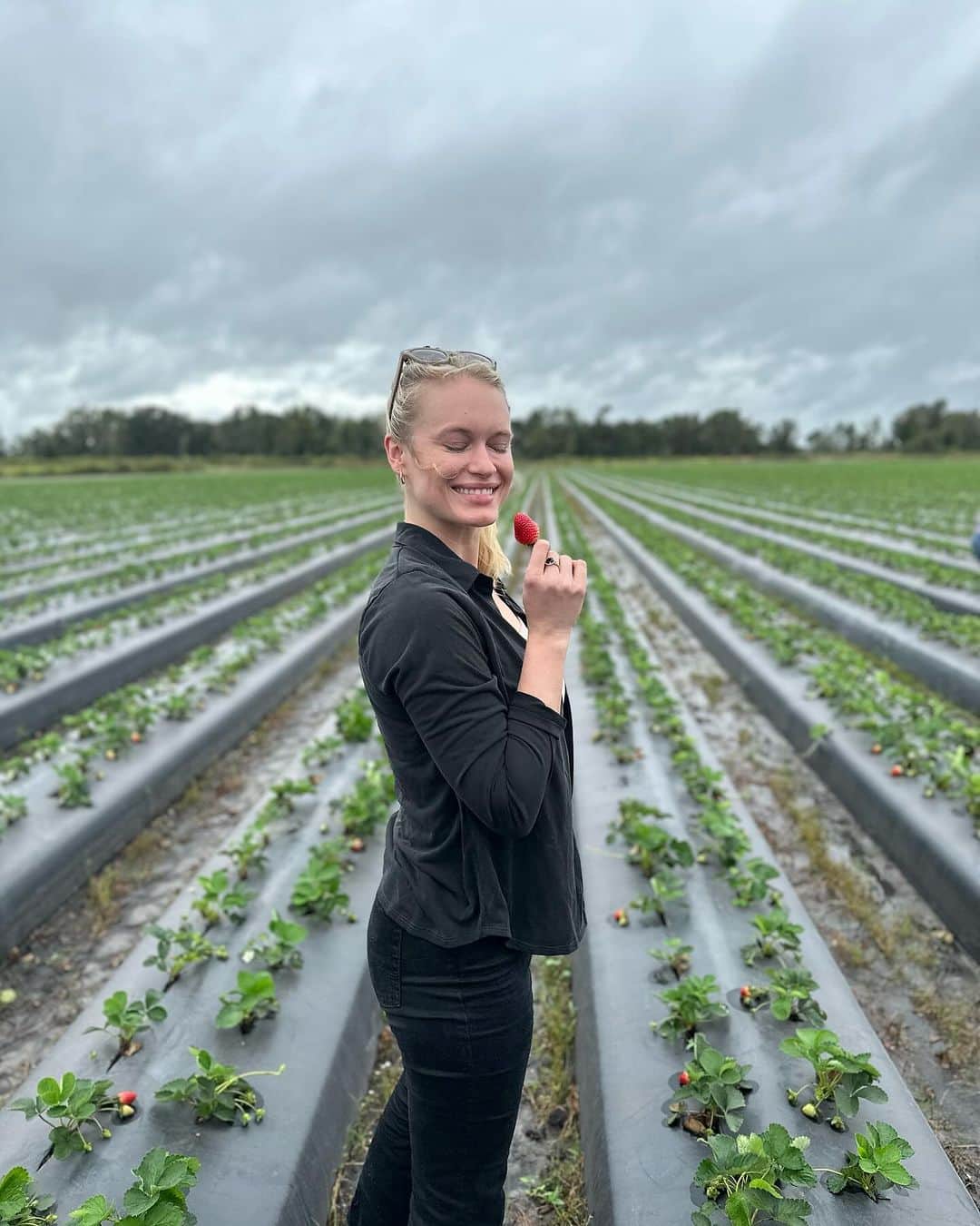 レヴェン・ランビンのインスタグラム：「🍓 farms forever」
