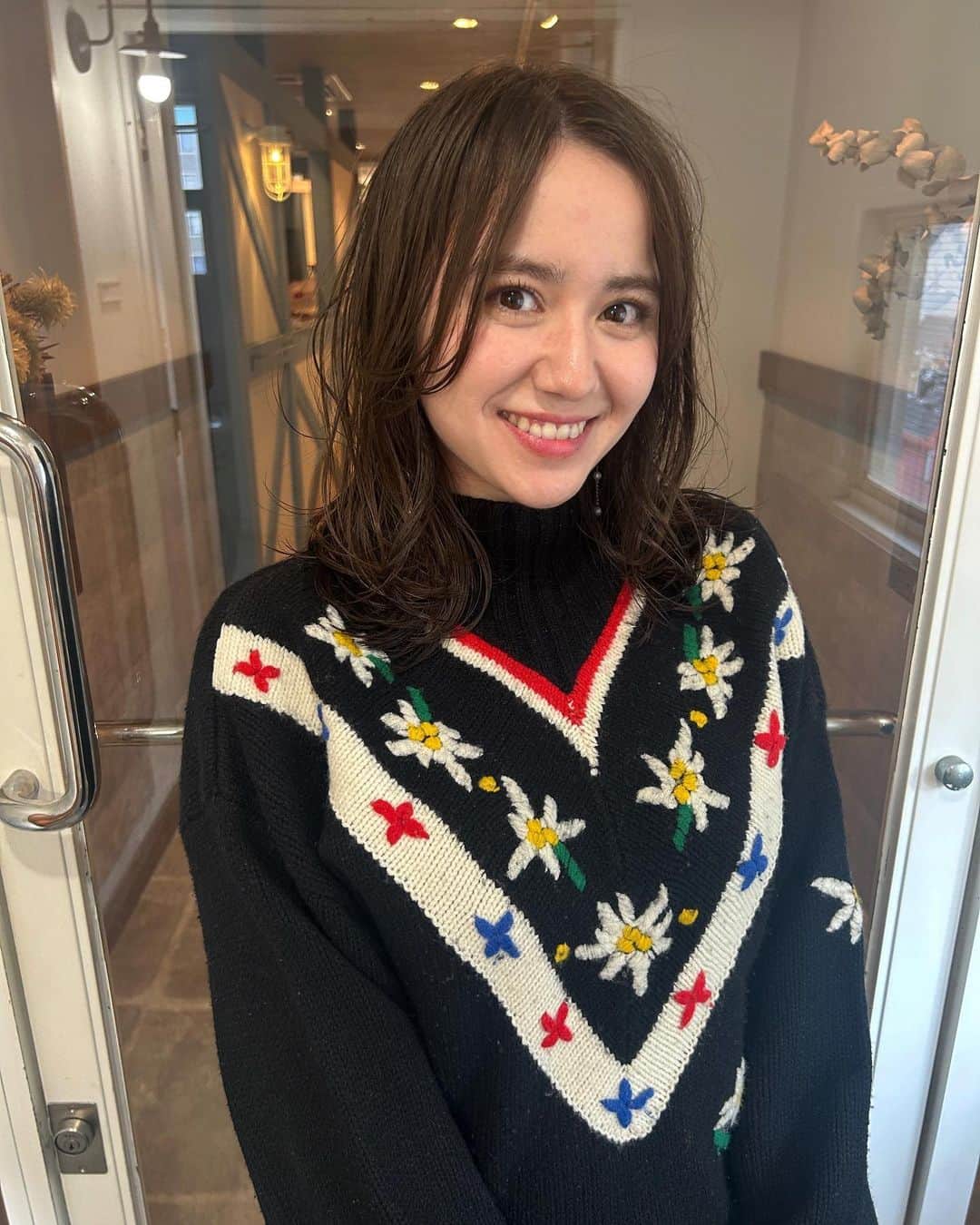 スミス春子のインスタグラム：「.  美容院に行った日💇🏻‍♀️  私はいつも、静岡市のPENTASさんで切ってもらってます☺️  髪の悩みも聞いて考慮した上で、理想の髪型にしてくれます…🥺  また、私みたいな不器用さんにも セットの仕方を優しく教えてくださり感謝です…🥹🥹 この日も、分かりやすくしっかりレクチャーしてくださいました🩷  いつも話が盛り上がって、あっという間の時間🤍 静岡市内で素敵な美容院を探している方は是非🫶🏻 もちろん男性の方も！！！  さて、明日は13:00から #ラジオ です！ Sunday 10Carat Numbers お聴きいただけたら嬉しいです🎧  #美容院 #ヘアサロン  #PENTAS  #カット」