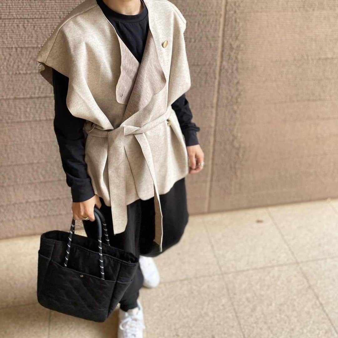 ayakonbubuのインスタグラム：「最近　ホワイト　ベージュ　黒　グレーが好き❤️  色を着てないから　今度着ようかなーと思うくらい  同じ色ばかり着ている  久々に履いたけど エアフォースワンの形が好き🙌  ニットパンツはヘビロテ👌  ベスト　@grshimamura  ロンT  @uniqlo_jp  ボトム　@ranan_official  靴　@nike バッグ　@workman_plus   #ユニクロ#UNIQLO#しまむら#しまむら購入品 #しまむらパトロール #しまむらコーデ  #プチプラ#プチプラファッション#大人コーデ #大人カジュアルコーデ #ユニクロ購入品#ユニクロコーデ#ユニクロきれいめ部 #きれいめカジュアル #uniqloコーデ#40代コーデ#40代ファッション #uniqloginza#ユニジョ#骨格ストレート#綺麗めコーデ  #プチプラ高見えコーデ#骨スト #骨ストコーデ   @uniqlo_with  @uniqlo」