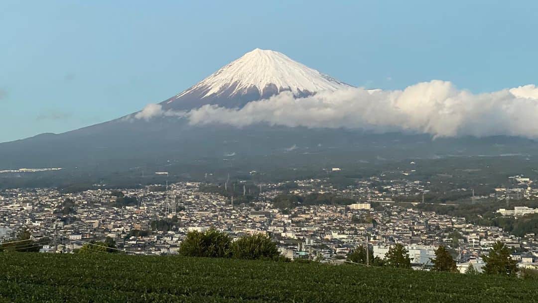 甲斐みのりさんのインスタグラム写真 - (甲斐みのりInstagram)「・ 富士山と新幹線。  雨がやんで、雲がきえると、富士山は冬の顔。  #みやめぐり #静岡新幹線富士山 #静岡百景」11月18日 14時40分 - minori_loule