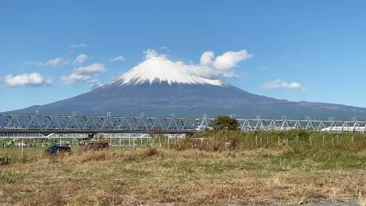 甲斐みのりのインスタグラム：「・ 富士山と新幹線。  雨がやんで、雲がきえると、富士山は冬の顔。  #みやめぐり #静岡新幹線富士山 #静岡百景」