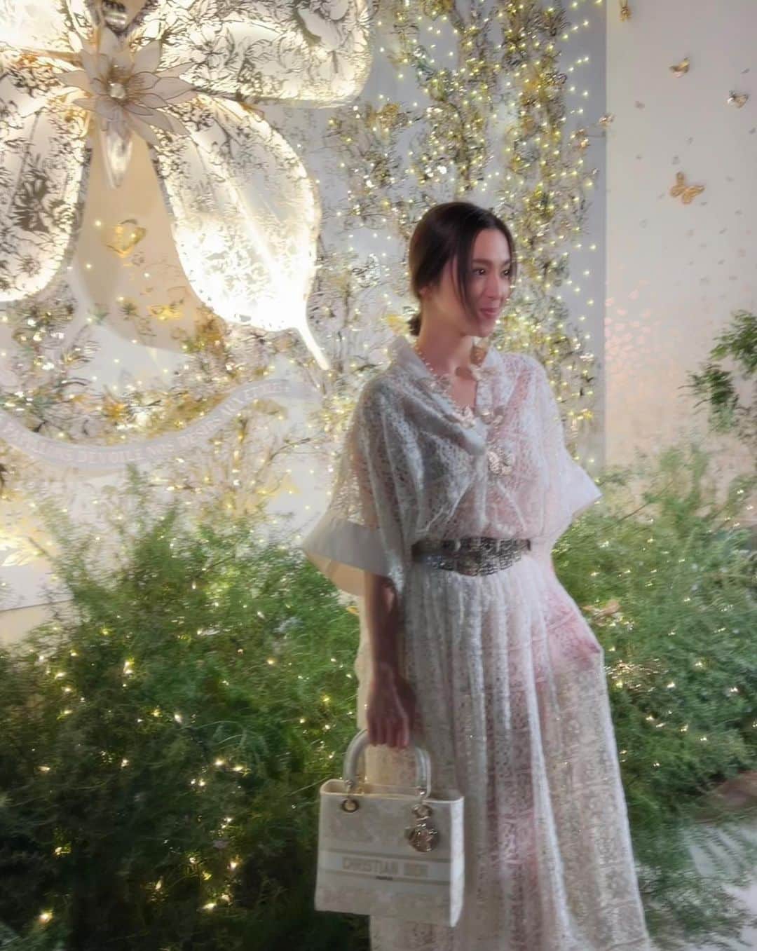 中村アンさんのインスタグラム写真 - (中村アンInstagram)「🦋🦋🦋 DIOR HOLIDAY POP UP  AT OMOTESANTO CROSSING 🦋🦋🦋  11月18日-12月25日まで開催中💫  TREE OF LIFE 🌳がとっても素敵です 願いを込めに、この機会に是非お立ち寄りください。  @dior  #diorcruise  #ディオールホリデーポップアップ  #ディオールファインジュエリー  #SupportedByDior」11月18日 14時52分 - cocoannne