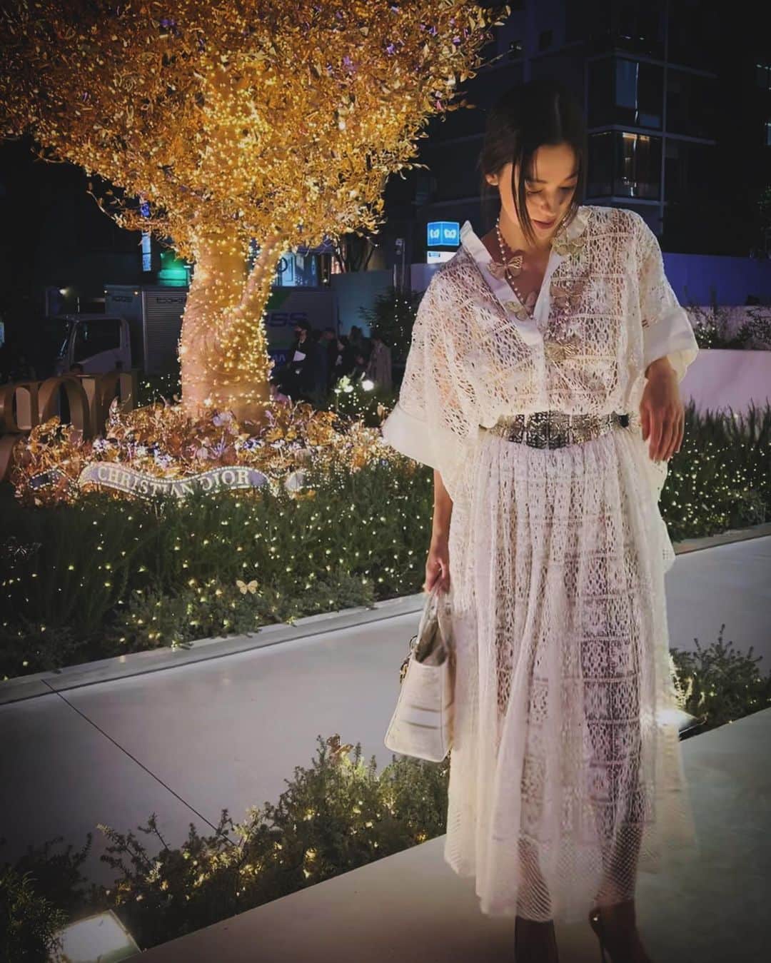 中村アンさんのインスタグラム写真 - (中村アンInstagram)「🦋🦋🦋 DIOR HOLIDAY POP UP  AT OMOTESANTO CROSSING 🦋🦋🦋  11月18日-12月25日まで開催中💫  TREE OF LIFE 🌳がとっても素敵です 願いを込めに、この機会に是非お立ち寄りください。  @dior  #diorcruise  #ディオールホリデーポップアップ  #ディオールファインジュエリー  #SupportedByDior」11月18日 14時52分 - cocoannne