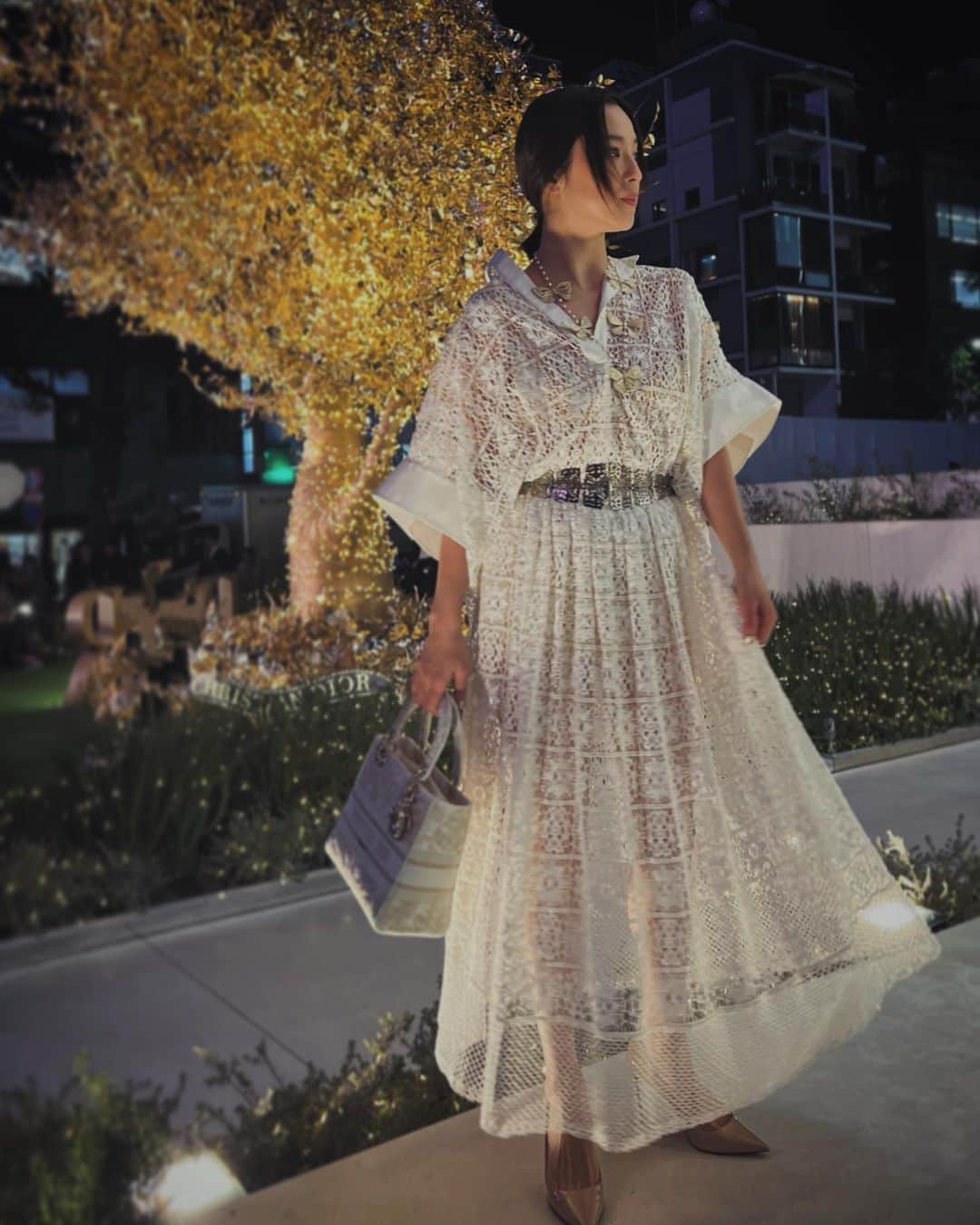 中村アンさんのインスタグラム写真 - (中村アンInstagram)「🦋🦋🦋 DIOR HOLIDAY POP UP  AT OMOTESANTO CROSSING 🦋🦋🦋  11月18日-12月25日まで開催中💫  TREE OF LIFE 🌳がとっても素敵です 願いを込めに、この機会に是非お立ち寄りください。  @dior  #diorcruise  #ディオールホリデーポップアップ  #ディオールファインジュエリー  #SupportedByDior」11月18日 14時52分 - cocoannne