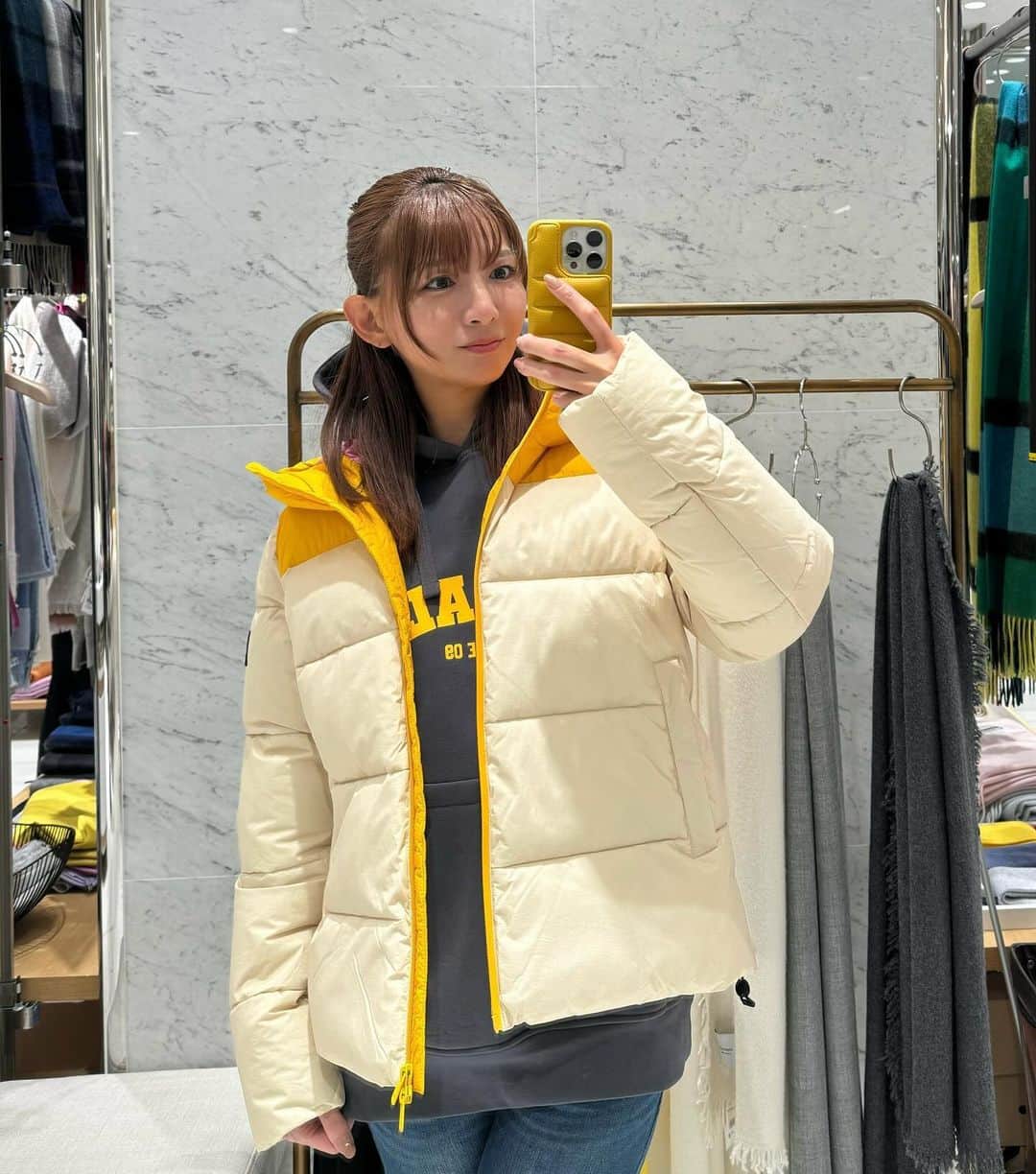 中谷あすみのインスタグラム：「新宿伊勢丹で開催しているECOALFポップアップストアへ遊びに行ってきました🫶  ECOALF（エコアルフ）はサステナブルファッションブランドで全てのアイテムが再生素材や天然素材でできてるそうです🌏 廃棄物が資源に生まれ変わるのは環境に優しくて素敵🙌  カジュアルなアイテムがたくさんあって色合いがとってもおしゃれなアイテムばかり✨ ダウンジャケットはびっくりする位軽かったです😳  色々悩んだけれど着用しているユニセックスのパーカーを購入しました♡  28日まで開催してるので是非行ってみてね✨  2023年11月15日(水)～11月28日(火) 伊勢丹新宿店 本館1階 イセタンリーフ  ♦︎身長 165cm ♦︎パーカー着用サイズ M  @ecoalf_japan  #Promotion #ecoalf #エコアルフ#BecauseThereIsNoPlanetB #第2の地球はないのだから #サステナブル #サステナブルブランド #サステナブルファッション #ダウンジャケット #パーカーコーデ #新宿伊勢丹ポップアップ」