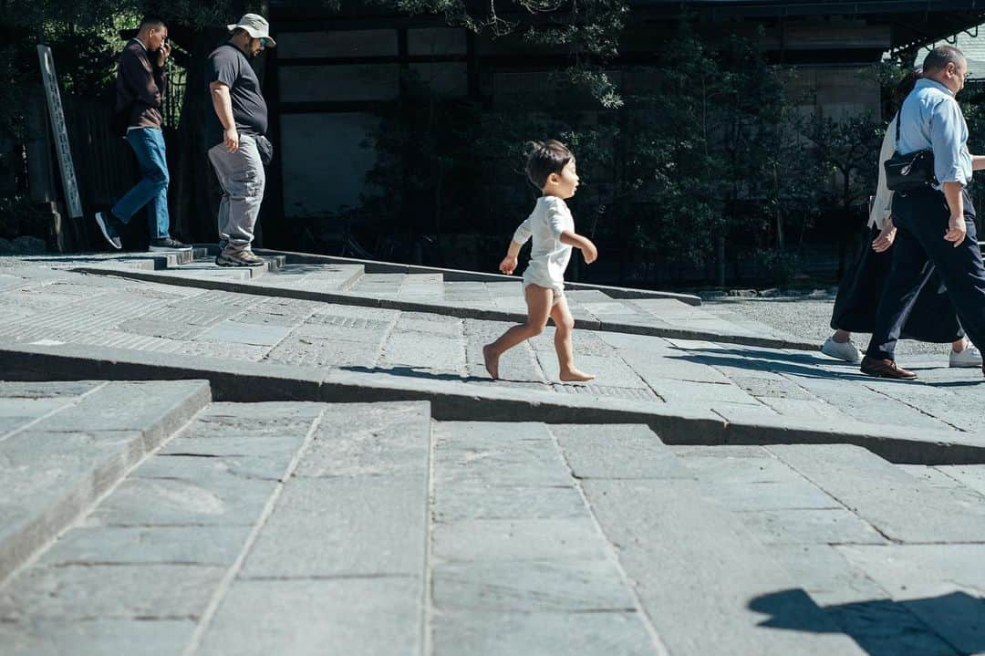 ちょびさんのインスタグラム写真 - (ちょびInstagram)「七五三に神社を肌着姿で走り回るのは君だけだったよ👦🏻💨笑 6→7枚目✨  #七五三#鎌倉#鎌倉八幡宮#七五三3歳#七五三撮影#七五三男の子#七五三写真#七五三着物#七五三家族写真#七五三フォト#かぞくしゃしん#家族写真#七五三着物」11月18日 14時53分 - kaoriririn15