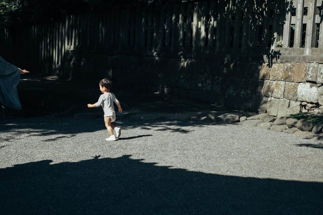 ちょびさんのインスタグラム写真 - (ちょびInstagram)「七五三に神社を肌着姿で走り回るのは君だけだったよ👦🏻💨笑 6→7枚目✨  #七五三#鎌倉#鎌倉八幡宮#七五三3歳#七五三撮影#七五三男の子#七五三写真#七五三着物#七五三家族写真#七五三フォト#かぞくしゃしん#家族写真#七五三着物」11月18日 14時53分 - kaoriririn15