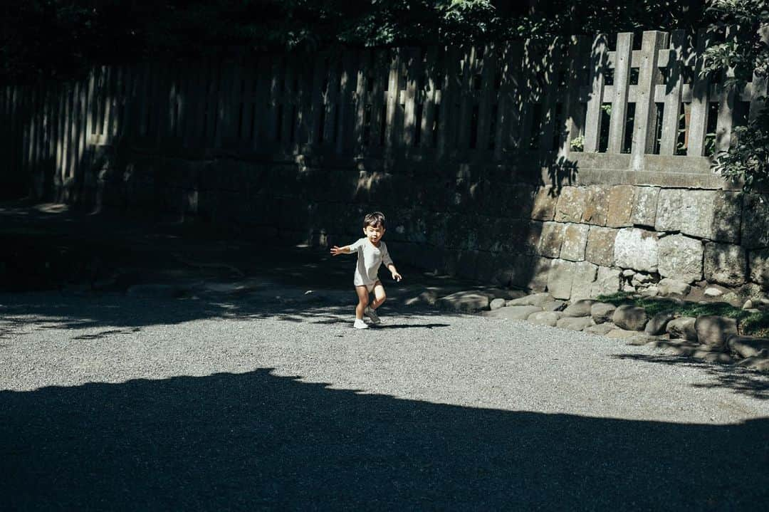 ちょびさんのインスタグラム写真 - (ちょびInstagram)「七五三に神社を肌着姿で走り回るのは君だけだったよ👦🏻💨笑 6→7枚目✨  #七五三#鎌倉#鎌倉八幡宮#七五三3歳#七五三撮影#七五三男の子#七五三写真#七五三着物#七五三家族写真#七五三フォト#かぞくしゃしん#家族写真#七五三着物」11月18日 14時53分 - kaoriririn15