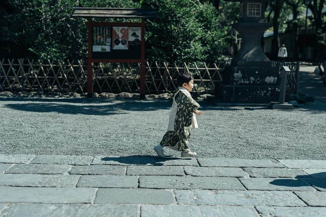 ちょびさんのインスタグラム写真 - (ちょびInstagram)「七五三に神社を肌着姿で走り回るのは君だけだったよ👦🏻💨笑 6→7枚目✨  #七五三#鎌倉#鎌倉八幡宮#七五三3歳#七五三撮影#七五三男の子#七五三写真#七五三着物#七五三家族写真#七五三フォト#かぞくしゃしん#家族写真#七五三着物」11月18日 14時53分 - kaoriririn15