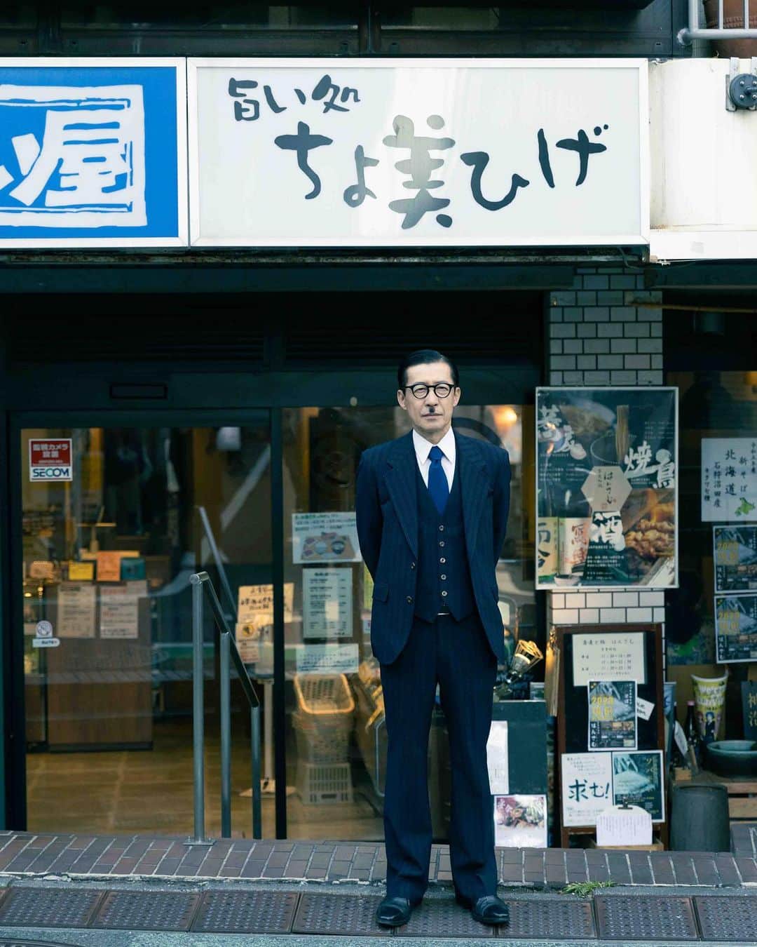 岩井ジョニ男のインスタグラム：「まさかの出禁？  #岩井ジョニ男 #ジョニ男 #ジョニスタグラム #jonistagram #イワイガワ #浅井企画 #サラリーマン #whitecollarwork #ninetofiver #東京 #下北沢 #まさたかの思い出  #とおるの絵日記  #よしたかの独り言  #km01 #vintage_gentry  #ビンテージオーダースーツジェントリー  #instagram  #instagood  #model #cool #cooljapan」