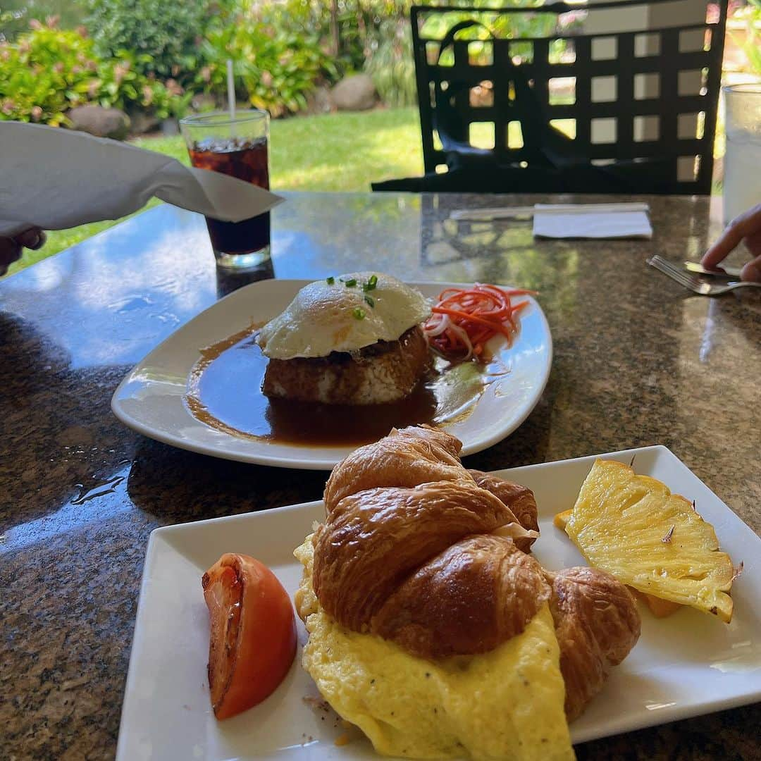 mirayさんのインスタグラム写真 - (mirayInstagram)「Hawaii🩵  飛行機の行きはいつも全く寝れない私🤩 今回も一睡もできないまま朝到着して 世界一周旅行中の旦那さんの親友さんと合流😊🤝  とっても素敵な美味しいブランチを食べにWAIOLIへ連れて行っていただき🥞  私初ハワイゴルフへ🏌️‍♀️🏌️‍♂️🏌️⛳️  徹夜でやばかったけどなんせ浮かれてる為元気に周れました🥳w  けどやはり腰の回転が…🥲全然ダメ🥲  楽しかったからいいや😊✊🌈  景色も空気も最高すぎて やはり日本でやるのとは違った🥹🫶✨  けど今宮古島で明日、明後日は宮古島ゴルフ🩵 沖縄のゴルフも最高!!🫶  #hawaii #hawaiigolf #royalkuniacountryclub  #海外旅行 #ハワイ　#ハワイゴルフ #ゴルフ　#ゴルフ初心者 #ブランチ　#waioli  #waiolikitchenandbakeshop」11月18日 14時46分 - miray0705