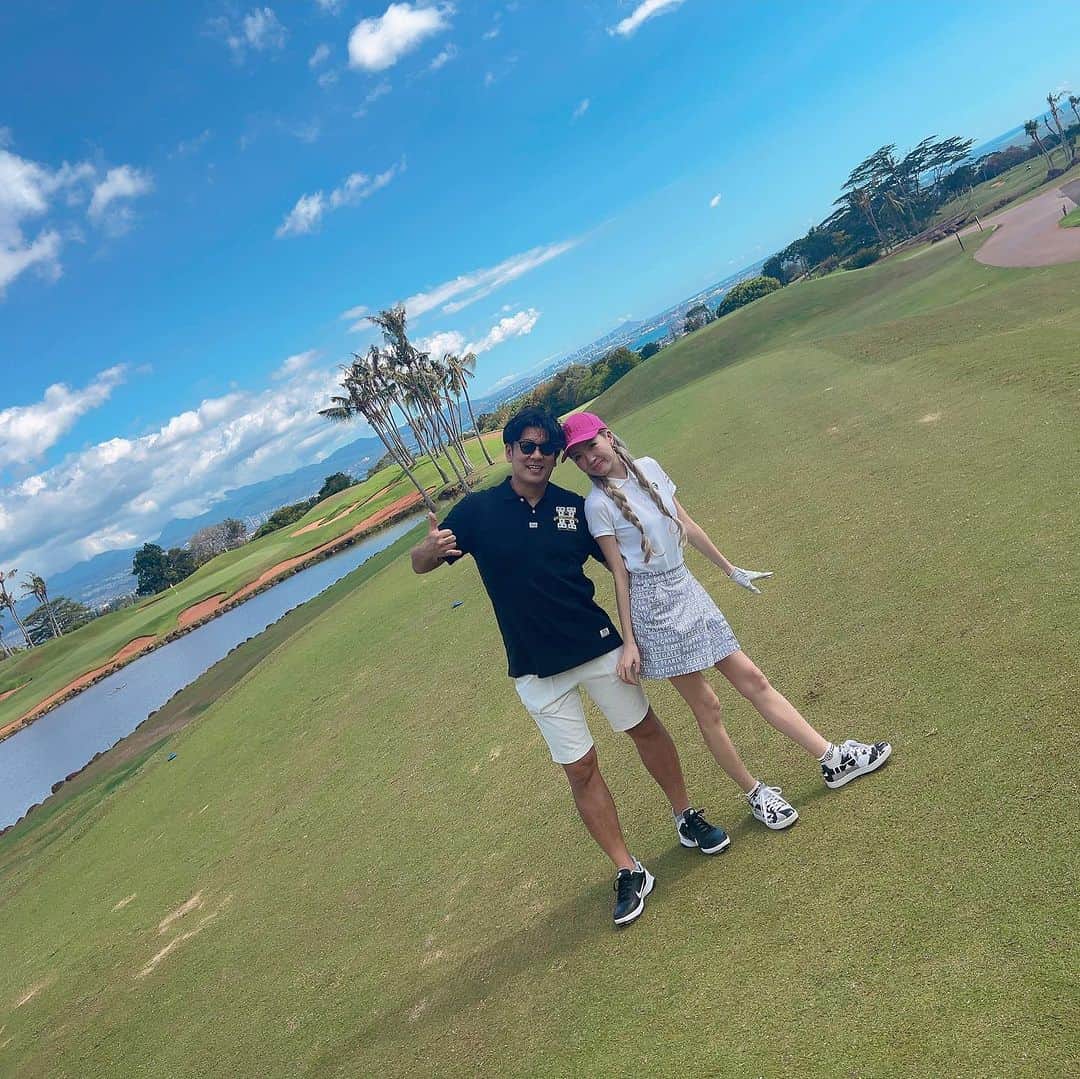 mirayさんのインスタグラム写真 - (mirayInstagram)「Hawaii🩵  飛行機の行きはいつも全く寝れない私🤩 今回も一睡もできないまま朝到着して 世界一周旅行中の旦那さんの親友さんと合流😊🤝  とっても素敵な美味しいブランチを食べにWAIOLIへ連れて行っていただき🥞  私初ハワイゴルフへ🏌️‍♀️🏌️‍♂️🏌️⛳️  徹夜でやばかったけどなんせ浮かれてる為元気に周れました🥳w  けどやはり腰の回転が…🥲全然ダメ🥲  楽しかったからいいや😊✊🌈  景色も空気も最高すぎて やはり日本でやるのとは違った🥹🫶✨  けど今宮古島で明日、明後日は宮古島ゴルフ🩵 沖縄のゴルフも最高!!🫶  #hawaii #hawaiigolf #royalkuniacountryclub  #海外旅行 #ハワイ　#ハワイゴルフ #ゴルフ　#ゴルフ初心者 #ブランチ　#waioli  #waiolikitchenandbakeshop」11月18日 14時46分 - miray0705