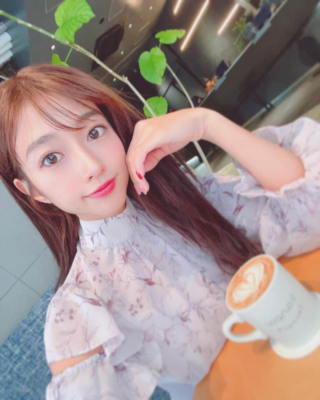 大貫彩香さんのインスタグラム写真 - (大貫彩香Instagram)「カレンダー飾ってね♪  今後は一般販売ページがすぐに作られますので、今から気になった方も、カレンダーお手に取っていただけます✨ ホームページが完成しましたら、またお知らせさせていただきます😊🙇🏻‍♀️🌸  お2人にカレンダーかっこいいね😎✨飾る飾る〜♪ て言ってもらえて嬉しかったです😆🌸  MCをしてくれたソフマップの成田さんと✌️ 来年はDVDイベント宜しくお願いいたします✨ 会場でお会いしてプールイベントでいつもMCお世話になっているシャバダバふじさんと💡お二人とも良いお年を〜🙇🏻‍♀️ ありがとうございました💐」11月18日 14時47分 - sayaka_oonuki