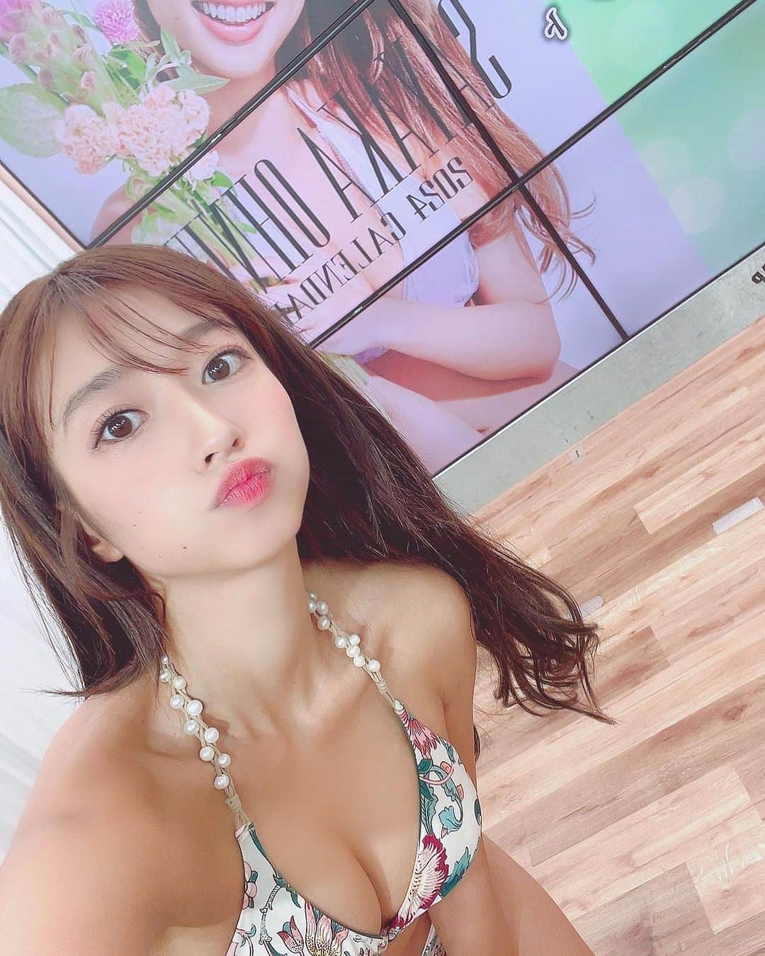 大貫彩香さんのインスタグラム写真 - (大貫彩香Instagram)「カレンダー飾ってね♪  今後は一般販売ページがすぐに作られますので、今から気になった方も、カレンダーお手に取っていただけます✨ ホームページが完成しましたら、またお知らせさせていただきます😊🙇🏻‍♀️🌸  お2人にカレンダーかっこいいね😎✨飾る飾る〜♪ て言ってもらえて嬉しかったです😆🌸  MCをしてくれたソフマップの成田さんと✌️ 来年はDVDイベント宜しくお願いいたします✨ 会場でお会いしてプールイベントでいつもMCお世話になっているシャバダバふじさんと💡お二人とも良いお年を〜🙇🏻‍♀️ ありがとうございました💐」11月18日 14時47分 - sayaka_oonuki