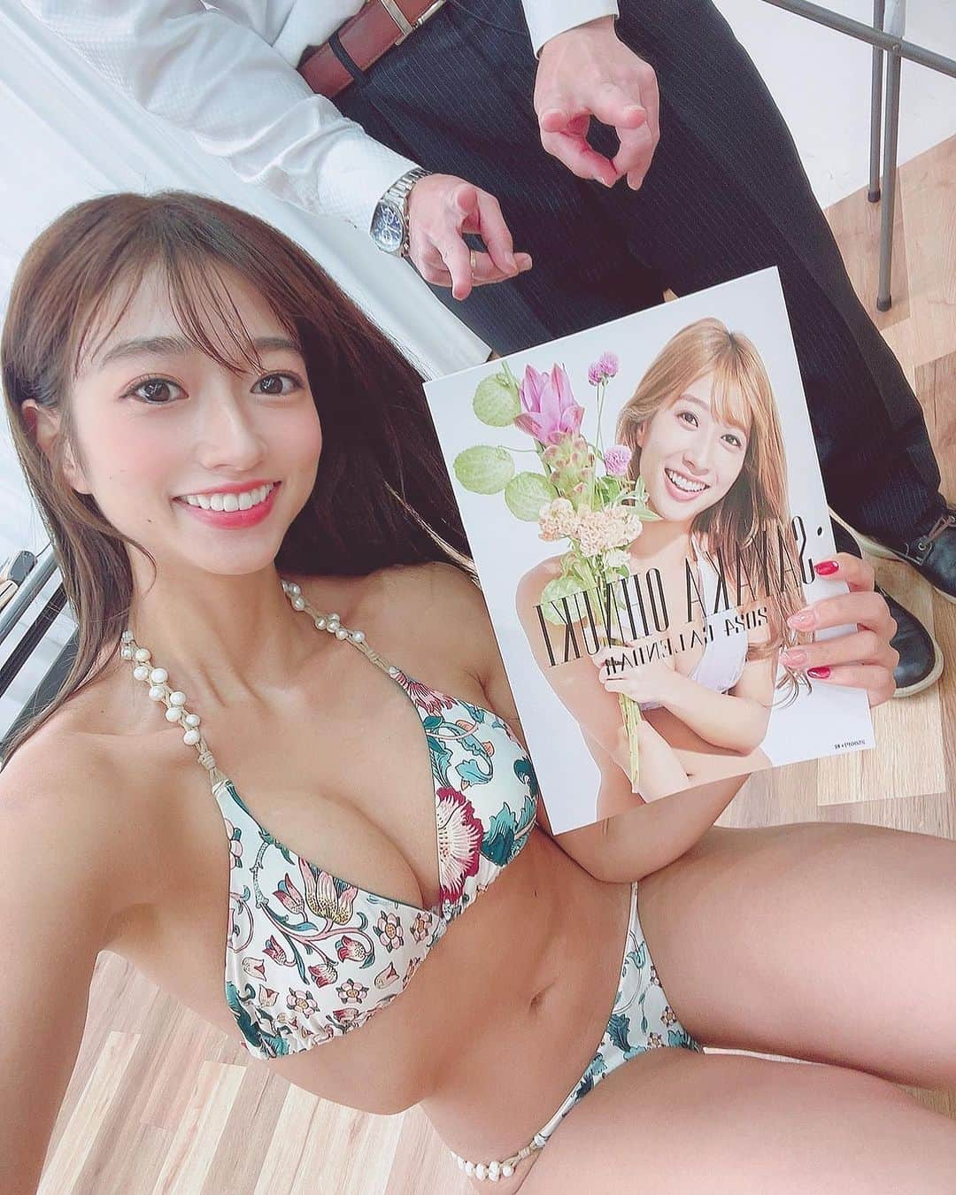 大貫彩香さんのインスタグラム写真 - (大貫彩香Instagram)「カレンダー飾ってね♪  今後は一般販売ページがすぐに作られますので、今から気になった方も、カレンダーお手に取っていただけます✨ ホームページが完成しましたら、またお知らせさせていただきます😊🙇🏻‍♀️🌸  お2人にカレンダーかっこいいね😎✨飾る飾る〜♪ て言ってもらえて嬉しかったです😆🌸  MCをしてくれたソフマップの成田さんと✌️ 来年はDVDイベント宜しくお願いいたします✨ 会場でお会いしてプールイベントでいつもMCお世話になっているシャバダバふじさんと💡お二人とも良いお年を〜🙇🏻‍♀️ ありがとうございました💐」11月18日 14時47分 - sayaka_oonuki