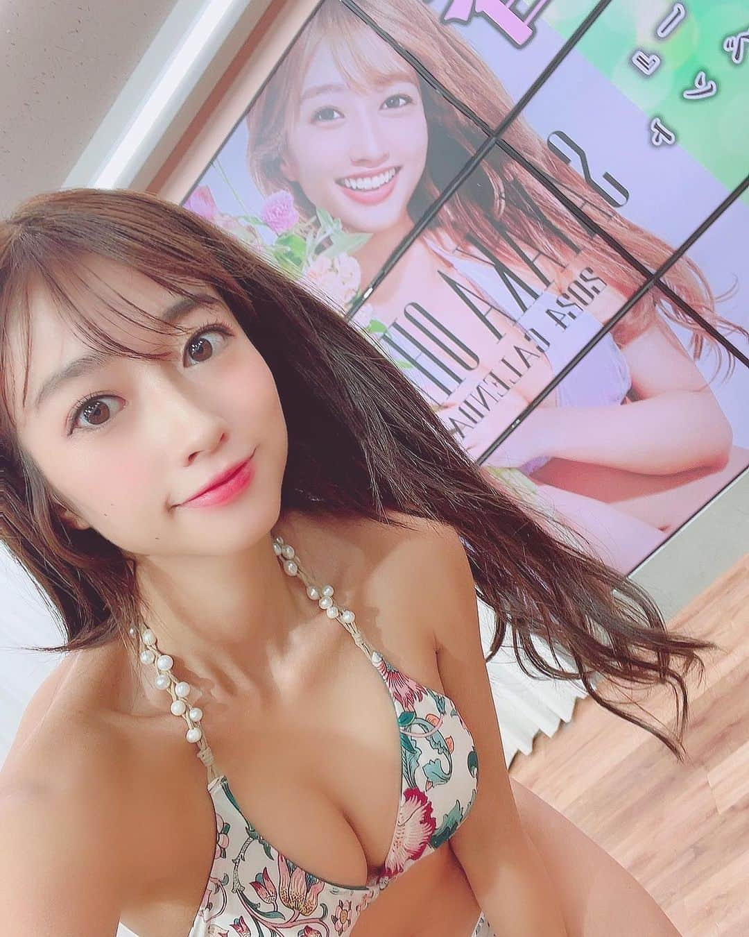 大貫彩香さんのインスタグラム写真 - (大貫彩香Instagram)「カレンダー飾ってね♪  今後は一般販売ページがすぐに作られますので、今から気になった方も、カレンダーお手に取っていただけます✨ ホームページが完成しましたら、またお知らせさせていただきます😊🙇🏻‍♀️🌸  お2人にカレンダーかっこいいね😎✨飾る飾る〜♪ て言ってもらえて嬉しかったです😆🌸  MCをしてくれたソフマップの成田さんと✌️ 来年はDVDイベント宜しくお願いいたします✨ 会場でお会いしてプールイベントでいつもMCお世話になっているシャバダバふじさんと💡お二人とも良いお年を〜🙇🏻‍♀️ ありがとうございました💐」11月18日 14時47分 - sayaka_oonuki