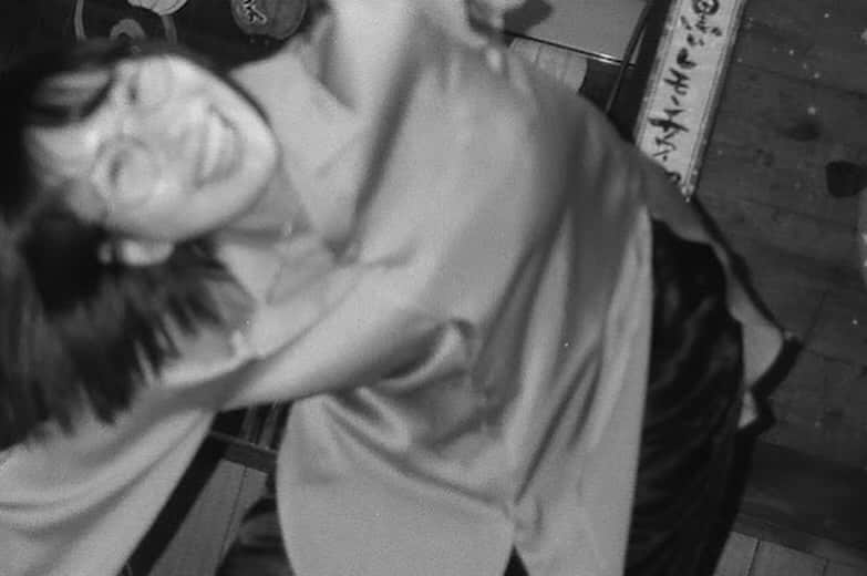 増田有華さんのインスタグラム写真 - (増田有華Instagram)「＊  3年ぶり？くらいの写真家の友達になにしてんの~飲んでるからおいでよ~‼︎の雑な誘い文句ひとつで高速乗ってきてくれた。  大切にしてるフィルムカメラ📷片手に登場。  酔いどれ皆の衆が気持ちよくなってる間にたくさん写真を撮ってくれてました。 フィルムカメラなので現像するまで見られず、それもとてもよい。  モノクロも乙だわ…  3枚目はたまたまランプの傘がベレー帽みたいになってて笑  ・ ・ ・ #フィルムカメラ #film #filmphotography #filmcamera」11月18日 14時48分 - masuyuka_official