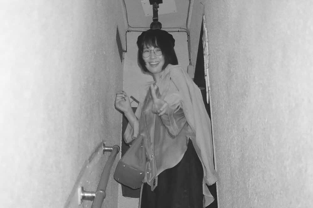 増田有華さんのインスタグラム写真 - (増田有華Instagram)「＊  3年ぶり？くらいの写真家の友達になにしてんの~飲んでるからおいでよ~‼︎の雑な誘い文句ひとつで高速乗ってきてくれた。  大切にしてるフィルムカメラ📷片手に登場。  酔いどれ皆の衆が気持ちよくなってる間にたくさん写真を撮ってくれてました。 フィルムカメラなので現像するまで見られず、それもとてもよい。  モノクロも乙だわ…  3枚目はたまたまランプの傘がベレー帽みたいになってて笑  ・ ・ ・ #フィルムカメラ #film #filmphotography #filmcamera」11月18日 14時48分 - masuyuka_official