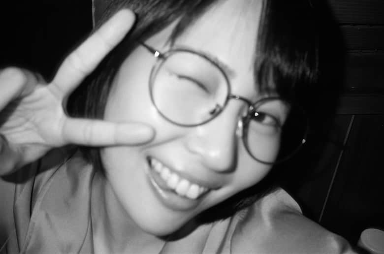 増田有華さんのインスタグラム写真 - (増田有華Instagram)「＊  3年ぶり？くらいの写真家の友達になにしてんの~飲んでるからおいでよ~‼︎の雑な誘い文句ひとつで高速乗ってきてくれた。  大切にしてるフィルムカメラ📷片手に登場。  酔いどれ皆の衆が気持ちよくなってる間にたくさん写真を撮ってくれてました。 フィルムカメラなので現像するまで見られず、それもとてもよい。  モノクロも乙だわ…  3枚目はたまたまランプの傘がベレー帽みたいになってて笑  ・ ・ ・ #フィルムカメラ #film #filmphotography #filmcamera」11月18日 14時48分 - masuyuka_official