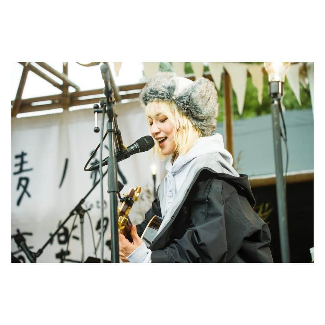 MAMIさんのインスタグラム写真 - (MAMIInstagram)「麦ノ秋音楽祭 2023 #Seeds @ COEDOクラフトビール醸造所  先日の麦秋、2日目のトップバッターでした🍁🍻 午前中から集まってくれた皆様ありがとうございました🌼 なんとなんとの初フルアコースティックセット！ 麦秋ならではのステージになったし私たち的にも良い挑戦ができたし、自然の中での音の響き方がとっても気持ちよくて最高でした🫶🍁 ともちゃんとモルックもしたよ(モルックの絵文字まだかな)  みんなも飲みながら食べながら新鮮な空気を吸いながら楽しいひと時を過ごせたかな🍕 最後の写真は差し入れでもらったお食事たちを大事に運ぼうとしている私…🍔🍖 食欲の秋だよね… もう冬…か…？⛄️  📸 @ninjajon   今回の麦秋にぴったりなステージ衣装たち👗 #PR #KEEN #KEEN_JAPAN #bambooshootswear   @KEENJAPAN @bambooshootswear @babooshoots_shop」11月18日 14時51分 - mmts_dayo