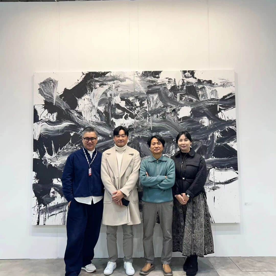 イ・グァンギのインスタグラム：「대전아트쇼에서 고객님들 그리고 우종택작가님과 한컷!!^^ 우종택작가님의 세트로 구매해주신 고객님 감사합니다. 그리고 개인전을 앞두고 있는 양종용작가님의 60호도 대전 고객님에게 입양 됐네요  멀리 서울에서 오셔서 김남헌작가님 작품 컬렉션 해주셔서 감사합니다  대전에서도 사랑 받은 갤러리끼 작가님들때문에 오늘도 즐거운 하루를 보냅니다. @gallerykki @yang_jongyong  @n_4pe   갤러리 끼는 2023 DIAS 대전국제아트쇼 운영위원회 초청으로 [대전국제아트쇼]에 참가합니다. 오늘부터 4일간 열리는 대전국제아트쇼! 참여작가는 김강용, 이경미, 그라플렉스, 무아리, 김수정, 최영욱, 서정태, 양종용, 우종택, 김남헌, 신상철, 고은주, 김경원, 큐락, 김후성, 우제길입니다.  대전 미술과 해외 미술 교류의 만남을 위한 축제의 장에 함께 하시길 바라며, 방문하실 분들은 연락주시면 행사장에서 입장권 전달드리겠습니다.  2023.11.16-11.19 10:00-19:00 *11.19(일) 10:00-17:30 DCC대전컨벤션센터 제2전시장 부스번호 G9」