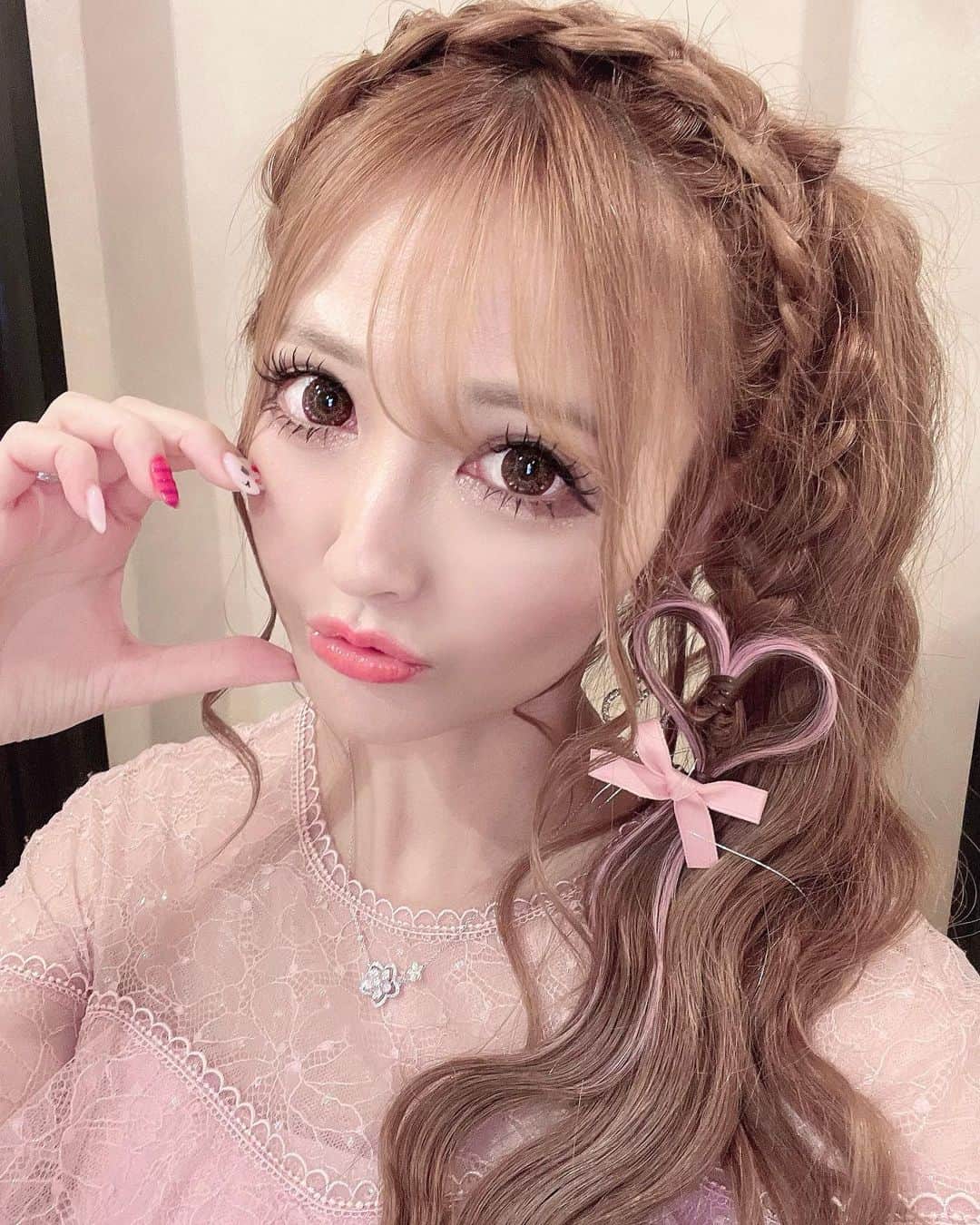 寿リリカのインスタグラム：「♡ 結婚式お呼ばれヘア💗💒👰‍♀️ あみこみカチューシャにらぶらぶハートアレンジ💗💗💗💗💗💗💗💗💗 ♡ ピンクエクステがハート型になるようにしてもらったよぉ😘🫶💗💗🩷🩷 ♡ サイドポニーのてっぺんには髪の毛でおりぼん結んでもらったの〜🎀💓💓 ♡ #結婚式ヘアアレンジ #参列ヘア #お呼ばれヘア #ヘアセット #ヘアアレンジ」